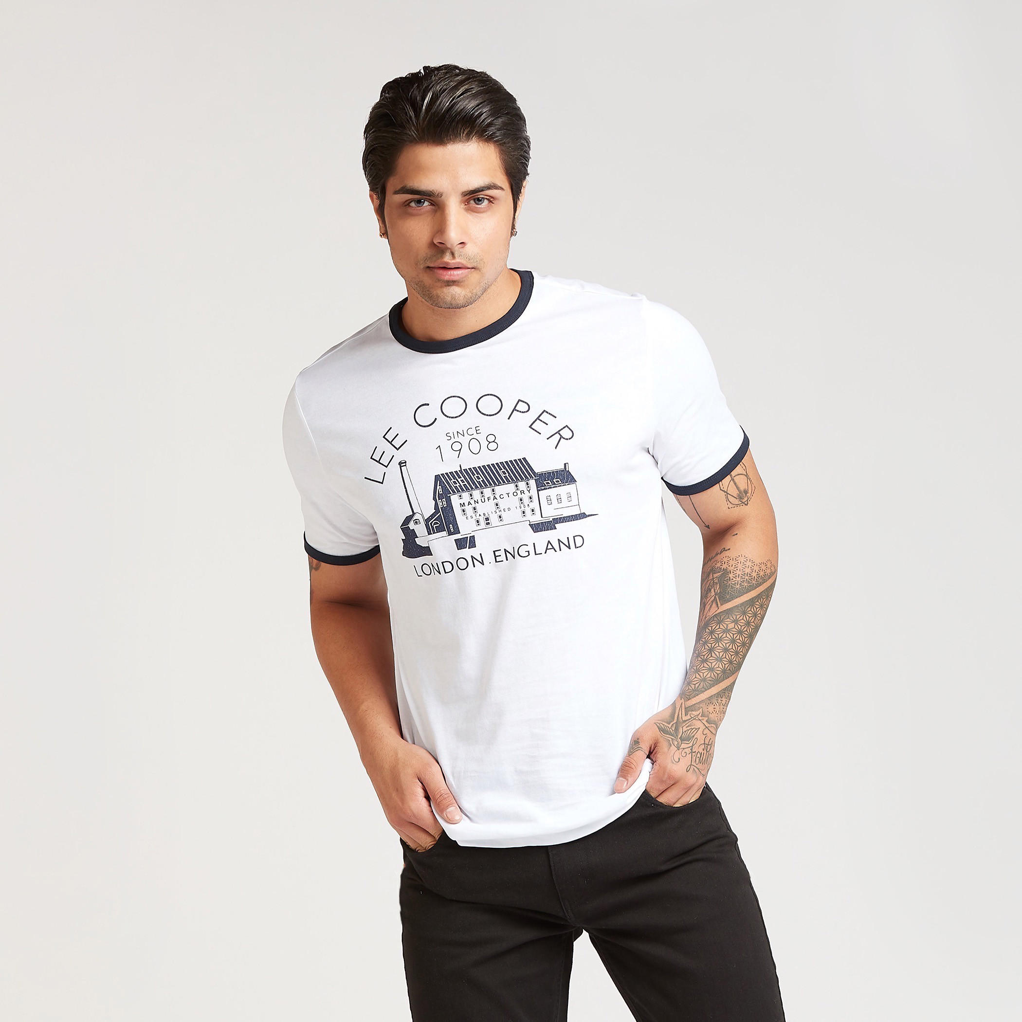 تيشيرت بياقة ضيّقة وأكمام قصيرة وطبعات من لي كوبر-men-clothing-tshirtsandpolos-tshirts-image-1