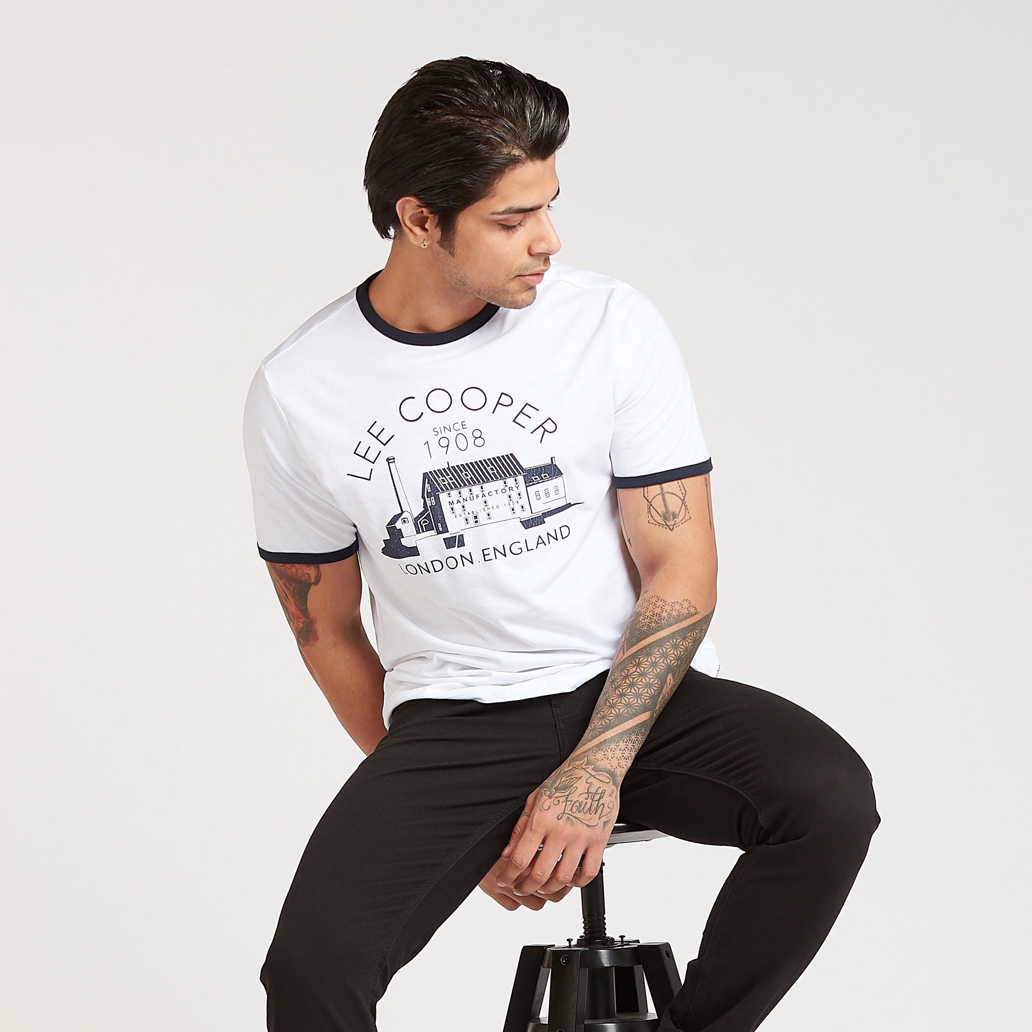 تيشيرت بياقة ضيّقة وأكمام قصيرة وطبعات من لي كوبر-men-clothing-tshirtsandpolos-tshirts-image-2