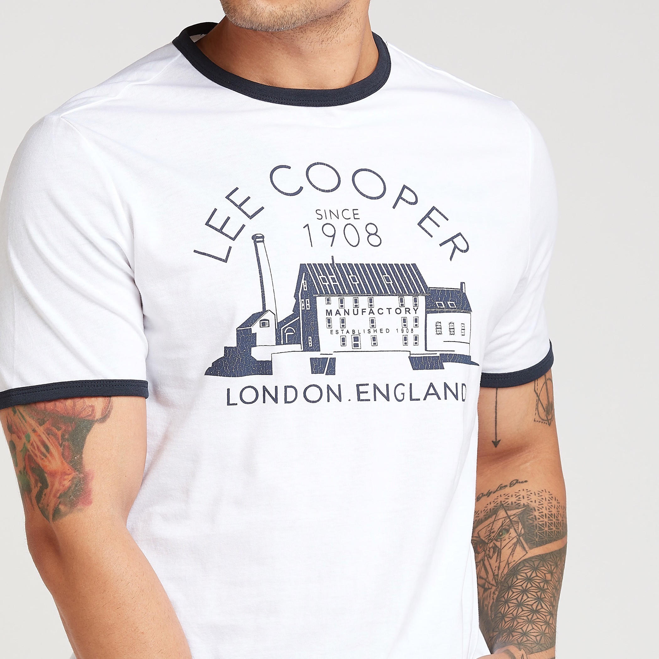 تيشيرت بياقة ضيّقة وأكمام قصيرة وطبعات من لي كوبر-men-clothing-tshirtsandpolos-tshirts-image-3