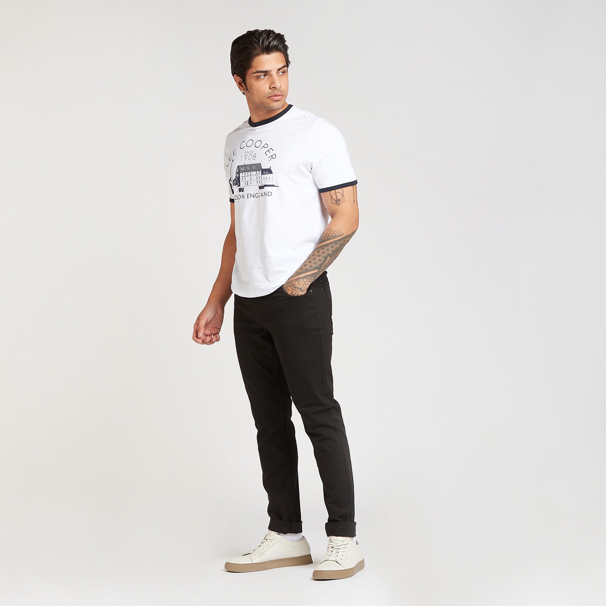 تيشيرت بياقة ضيّقة وأكمام قصيرة وطبعات من لي كوبر-men-clothing-tshirtsandpolos-tshirts-image-4