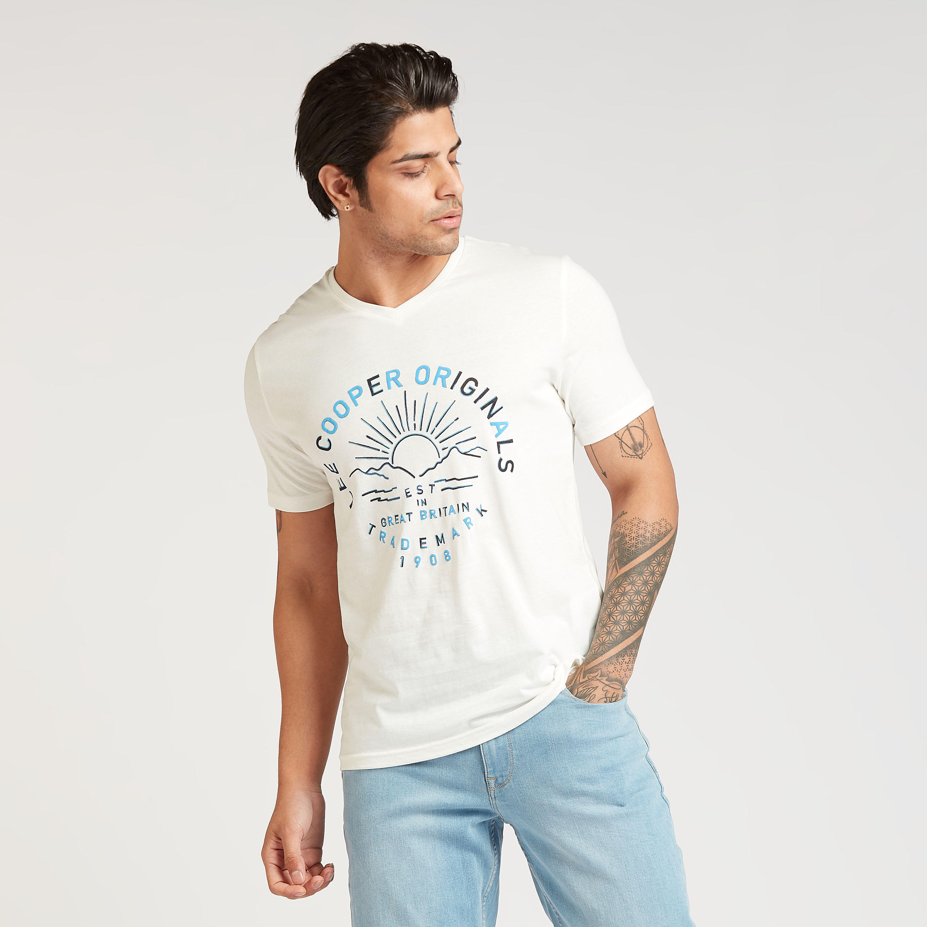 تيشيرت بياقة V وأكمام قصيرة وطبعات من لي كوبر-men-clothing-tshirtsandpolos-tshirts-image-1