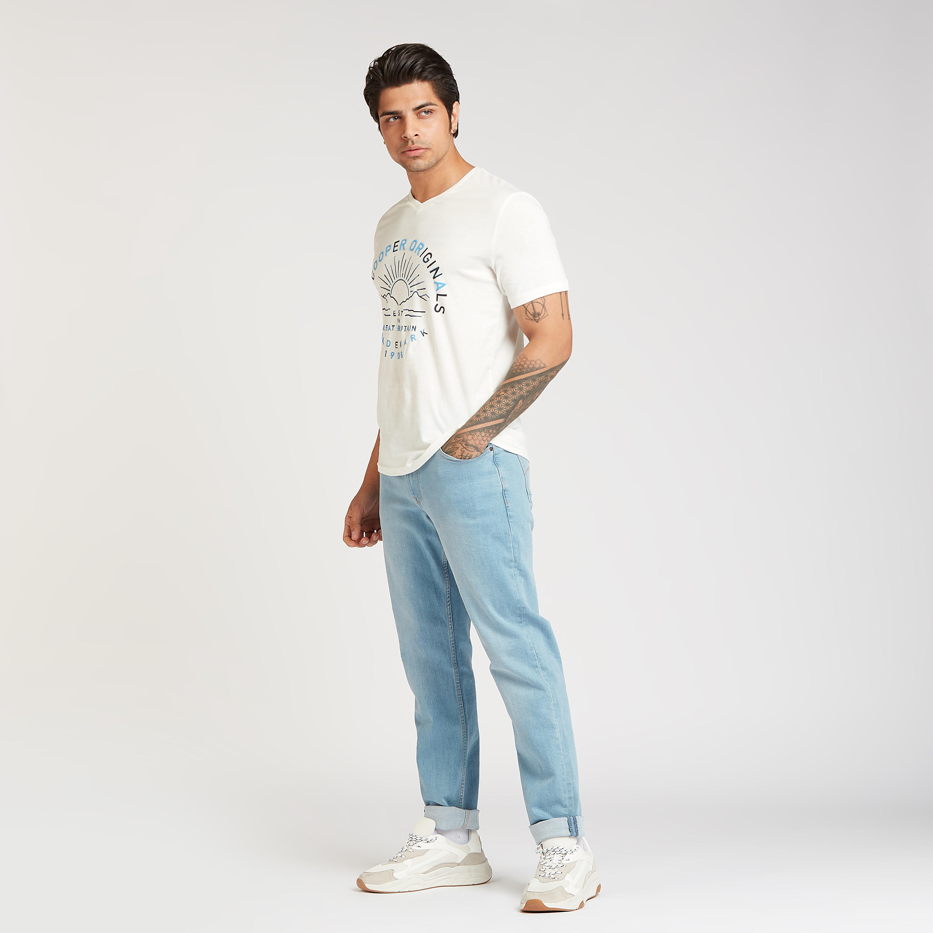 تيشيرت بياقة V وأكمام قصيرة وطبعات من لي كوبر-men-clothing-tshirtsandpolos-tshirts-image-2