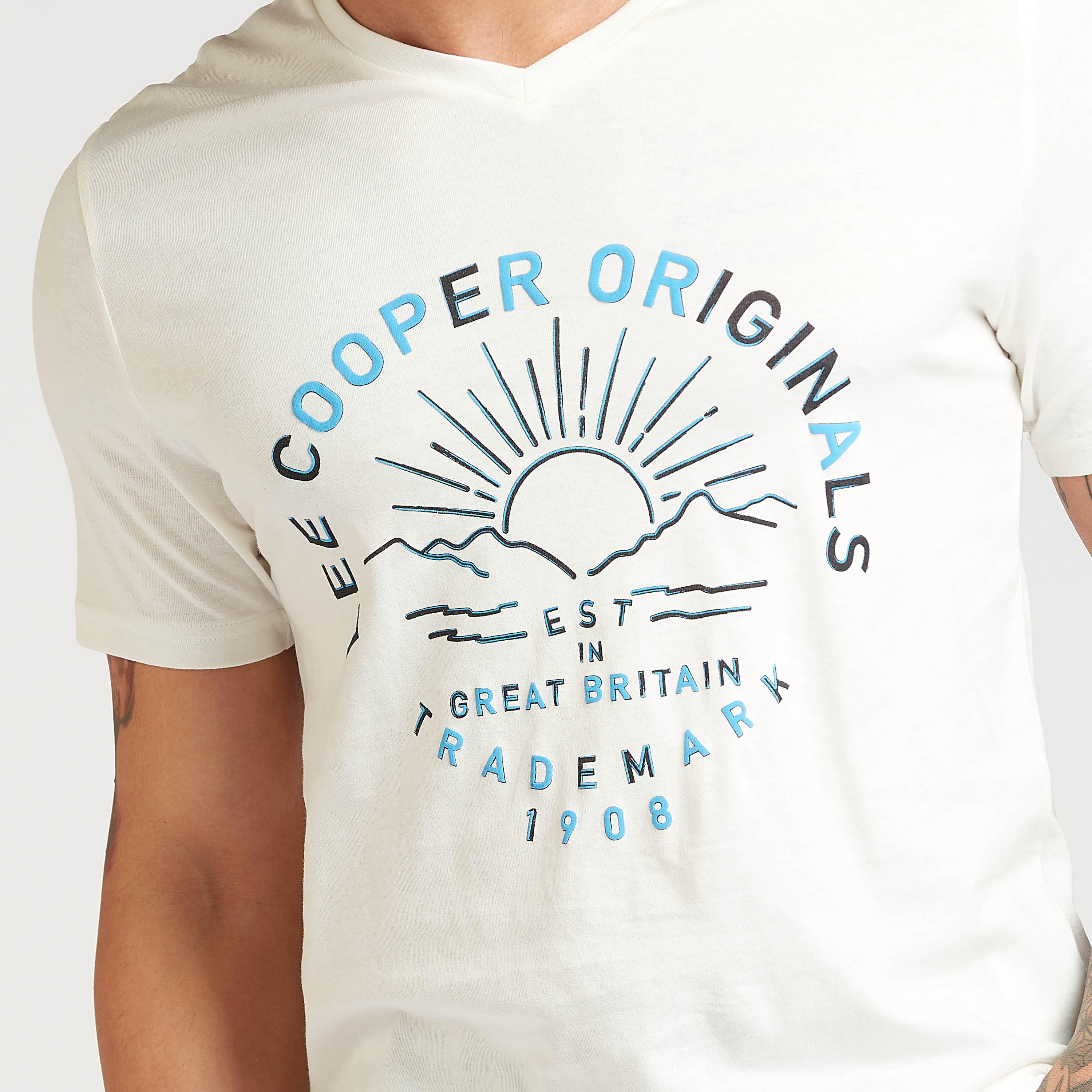 تيشيرت بياقة V وأكمام قصيرة وطبعات من لي كوبر-men-clothing-tshirtsandpolos-tshirts-image-3