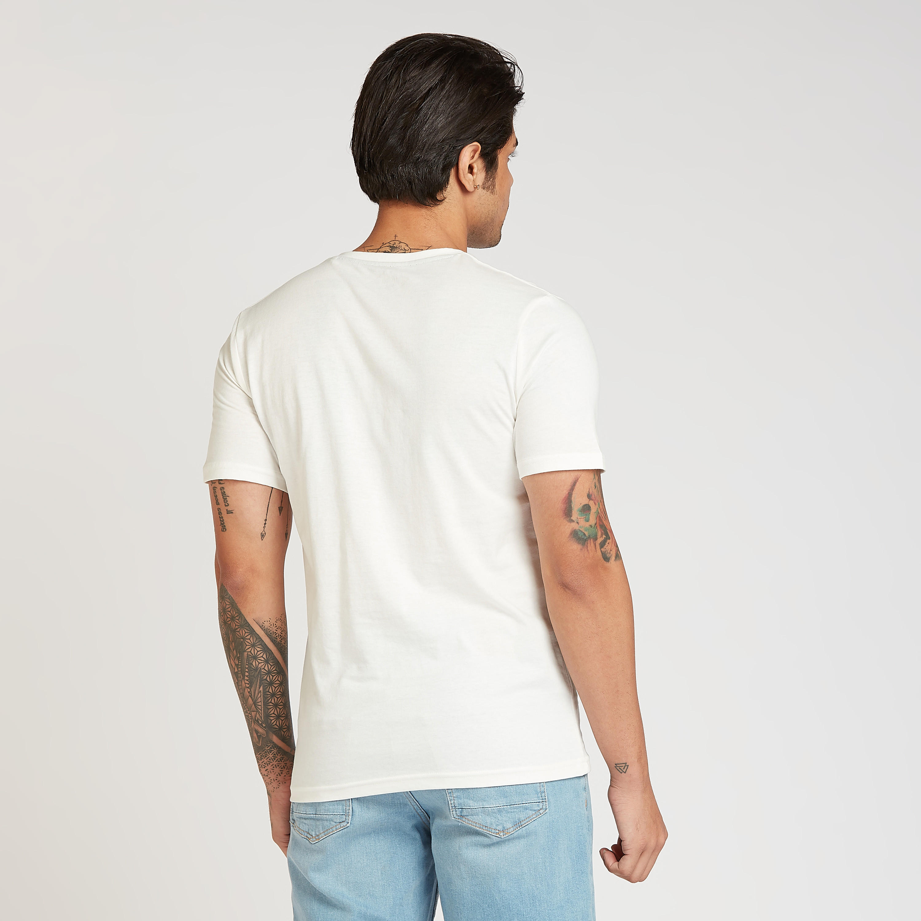 تيشيرت بياقة V وأكمام قصيرة وطبعات من لي كوبر-men-clothing-tshirtsandpolos-tshirts-image-4