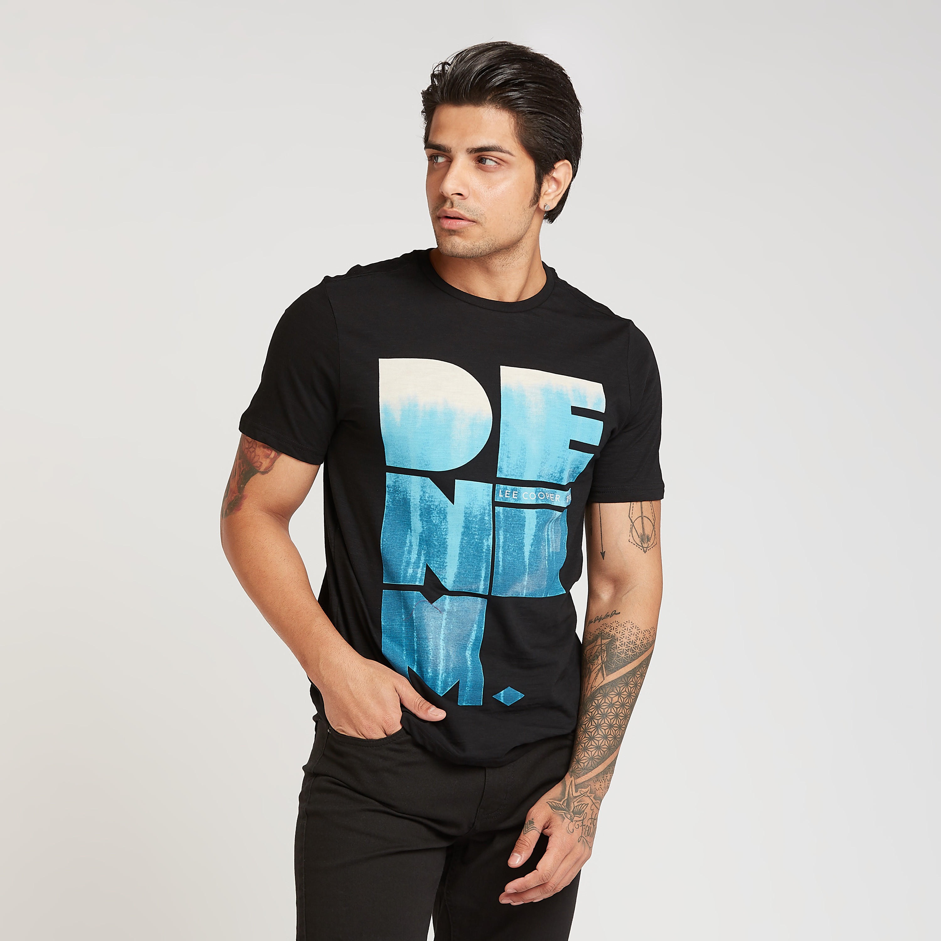 تيشيرت بياقة ضيّقة وأكمام قصيرة وطبعات من لي كوبر-men-clothing-tshirtsandpolos-tshirts-image-1