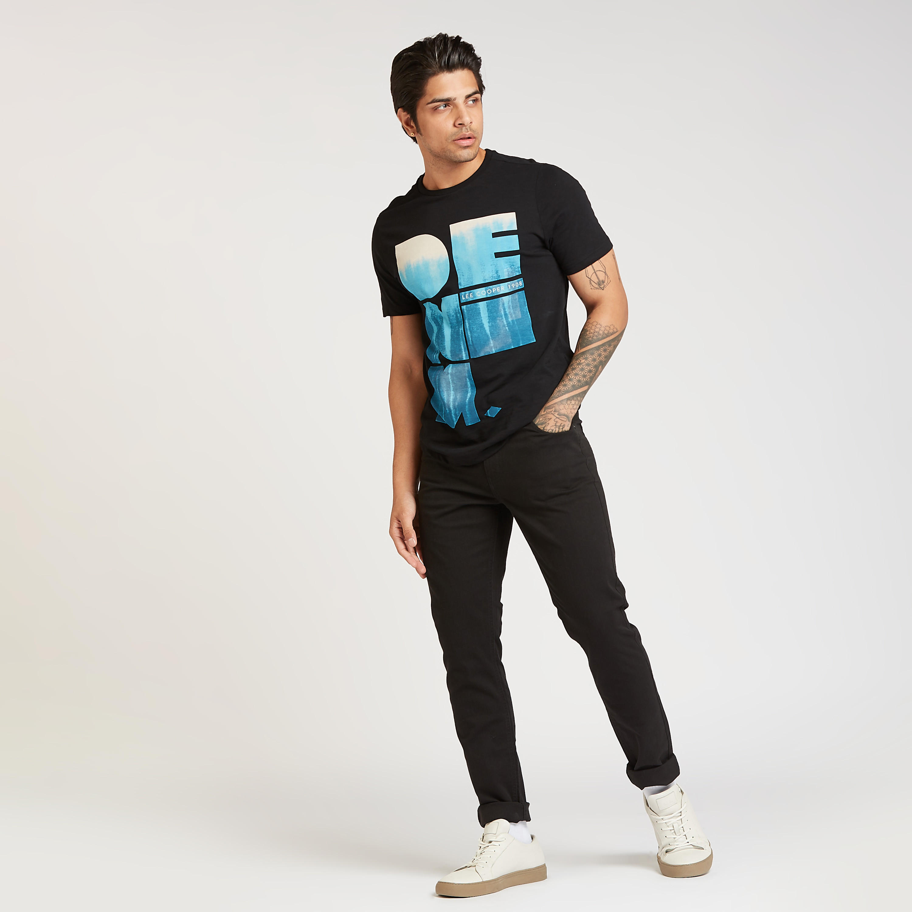 تيشيرت بياقة ضيّقة وأكمام قصيرة وطبعات من لي كوبر-men-clothing-tshirtsandpolos-tshirts-image-2