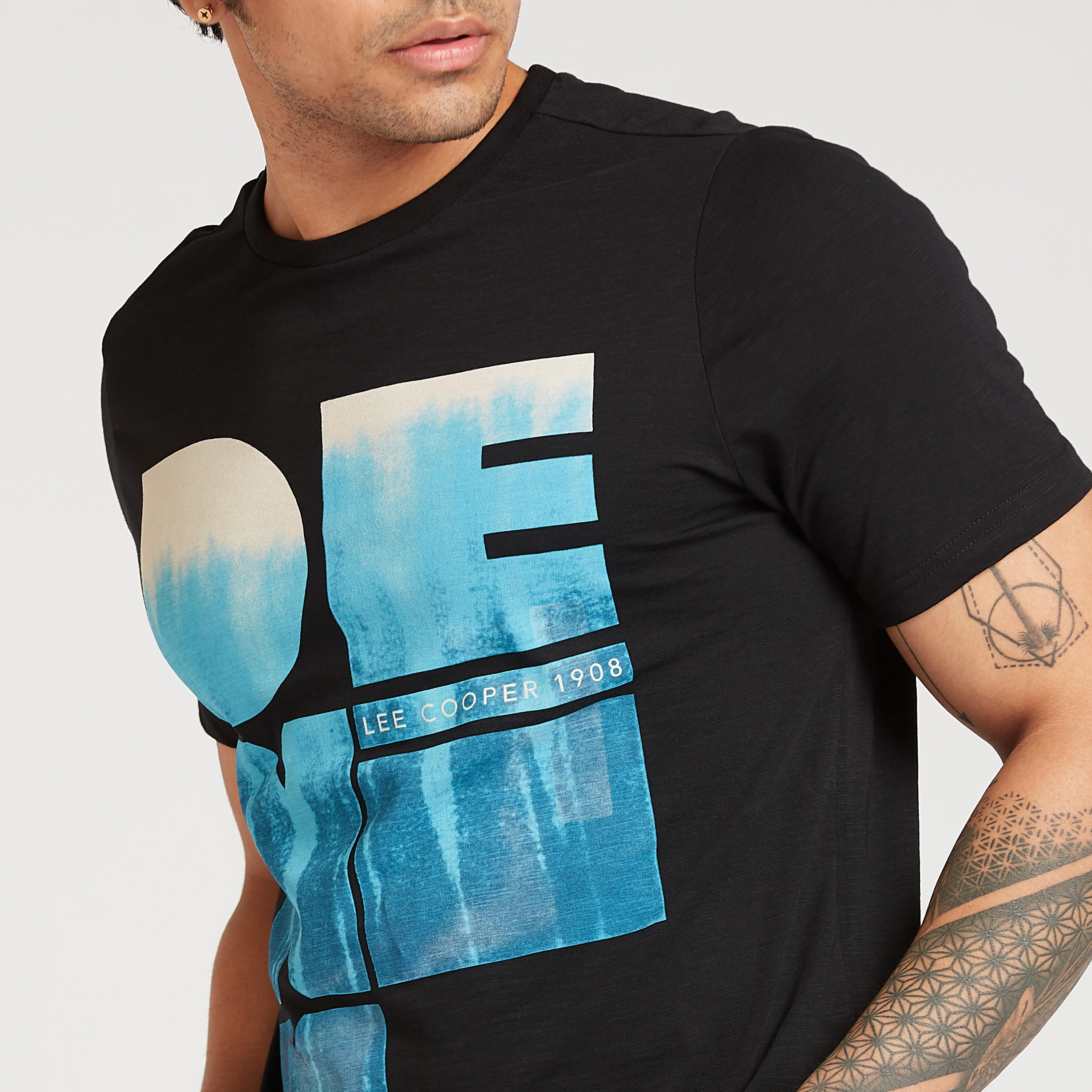 تيشيرت بياقة ضيّقة وأكمام قصيرة وطبعات من لي كوبر-men-clothing-tshirtsandpolos-tshirts-image-3