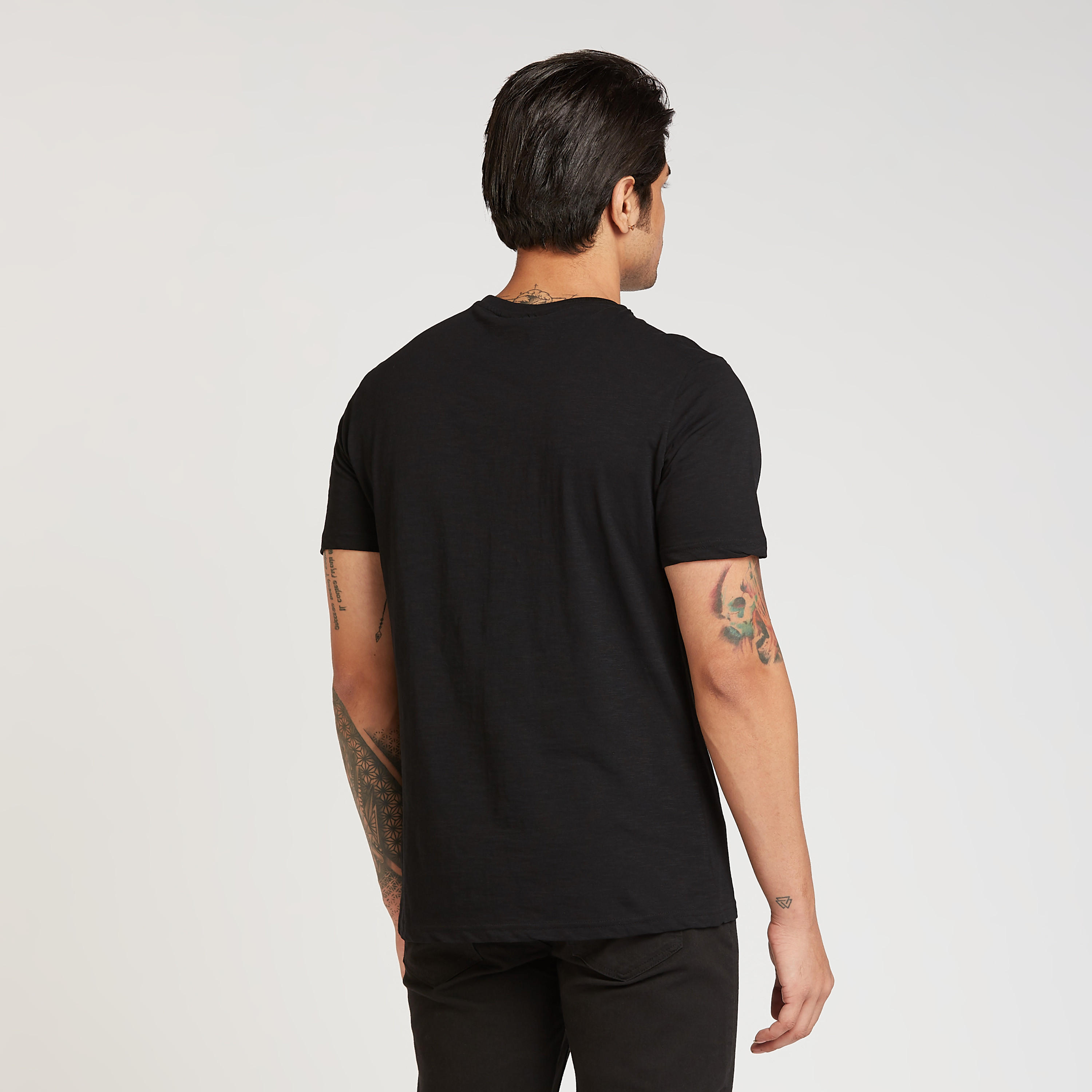 تيشيرت بياقة ضيّقة وأكمام قصيرة وطبعات من لي كوبر-men-clothing-tshirtsandpolos-tshirts-image-4