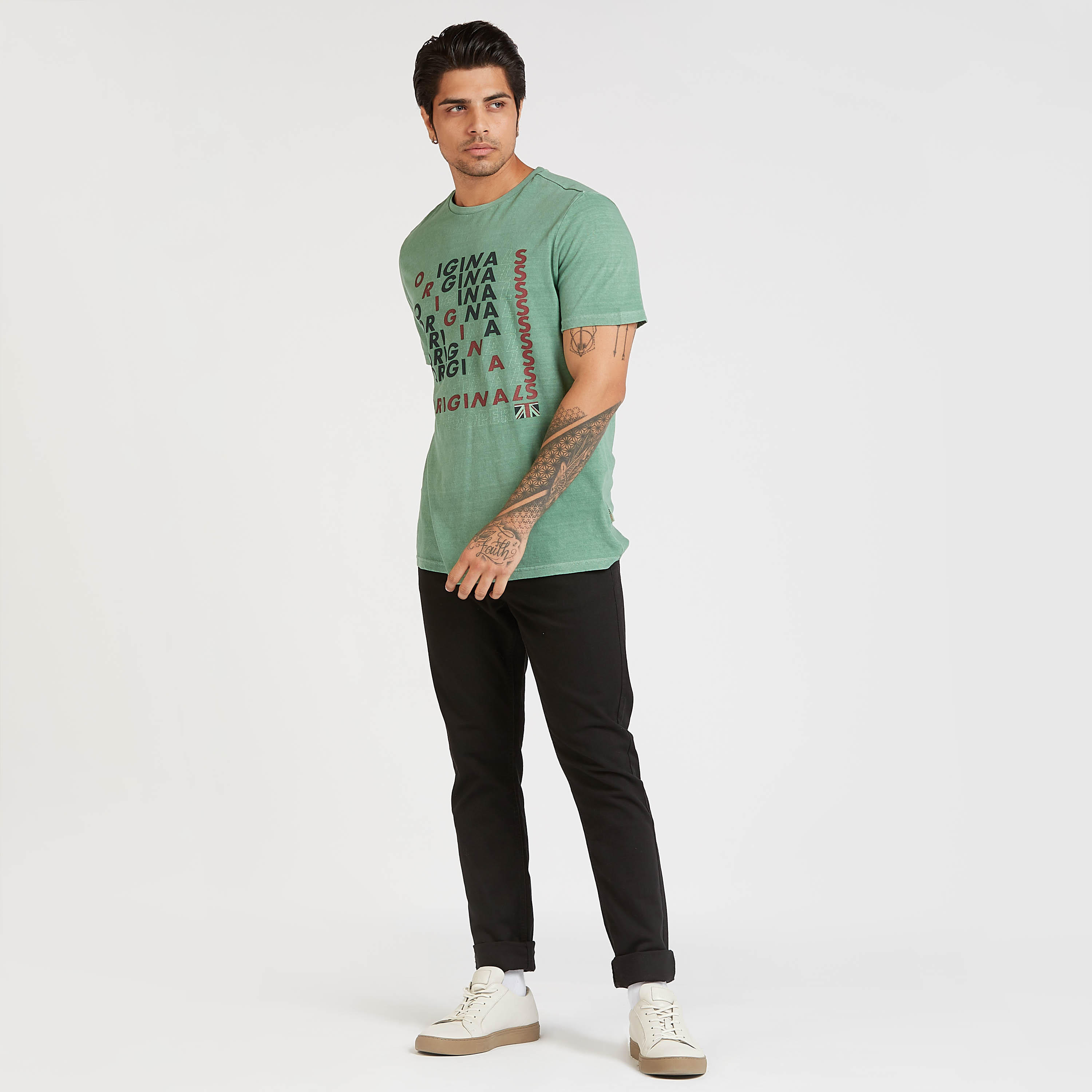 تيشيرت بياقة ضيّقة وأكمام قصيرة وطبعات من لي كوبر-men-clothing-tshirtsandpolos-tshirts-image-2