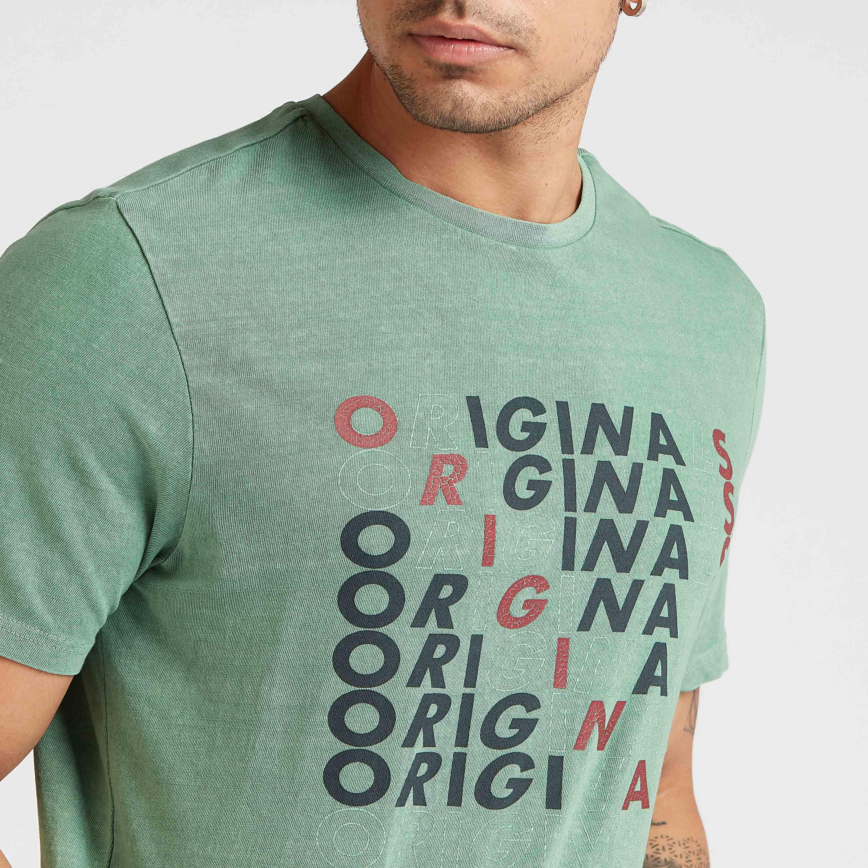 تيشيرت بياقة ضيّقة وأكمام قصيرة وطبعات من لي كوبر-men-clothing-tshirtsandpolos-tshirts-image-3