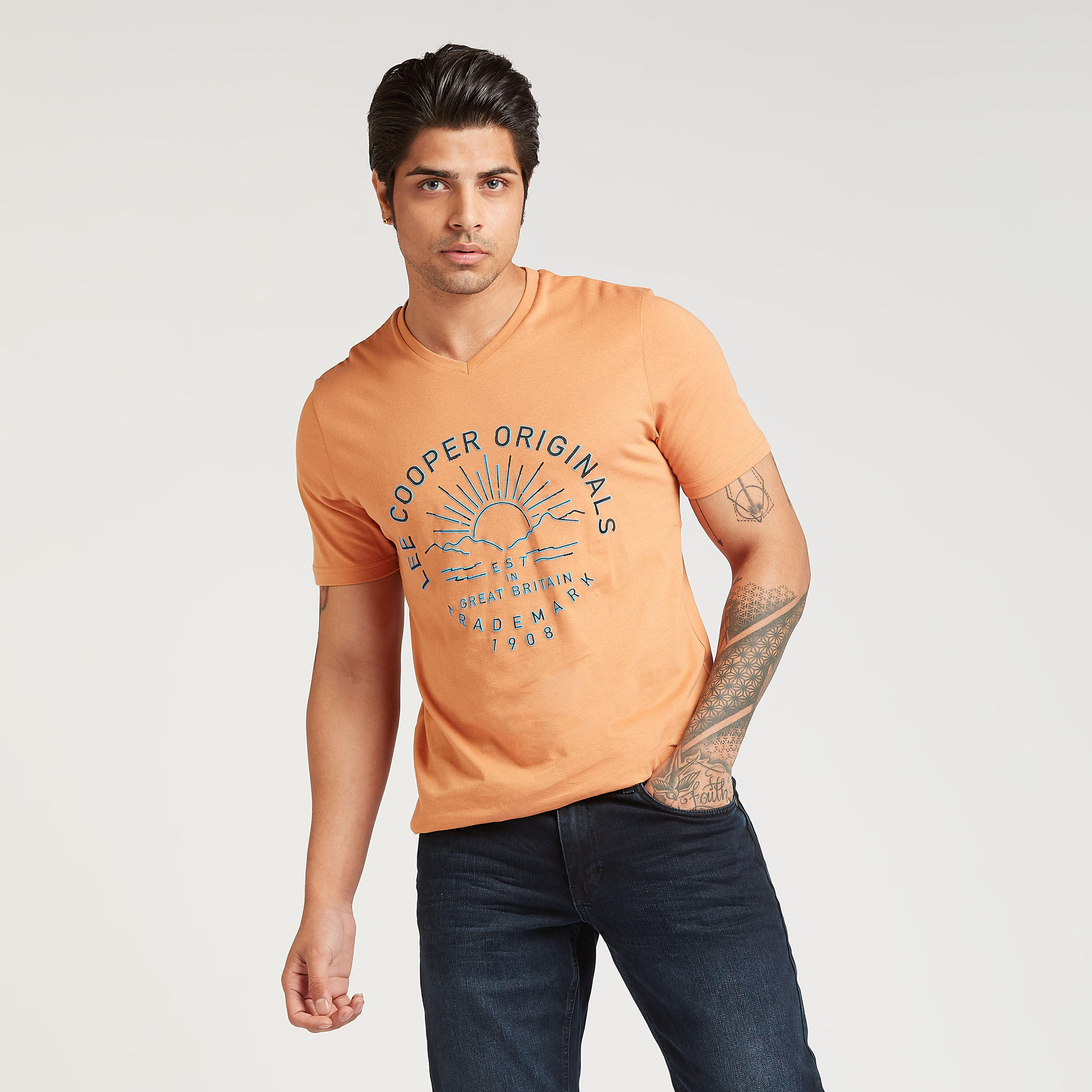 تيشيرت بياقة V وأكمام قصيرة وطبعات من لي كوبر-men-clothing-tshirtsandpolos-tshirts-image-1