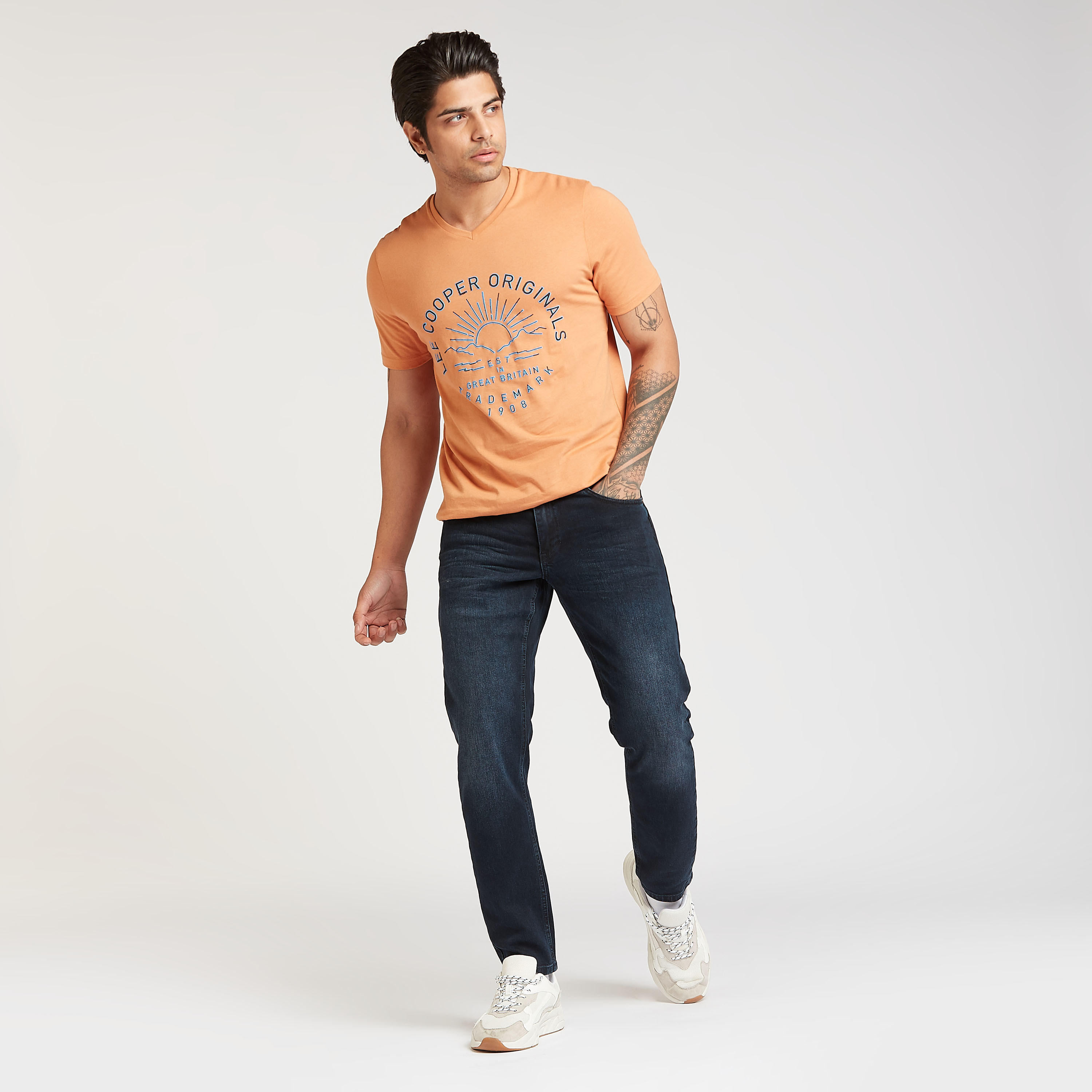 تيشيرت بياقة V وأكمام قصيرة وطبعات من لي كوبر-men-clothing-tshirtsandpolos-tshirts-image-2