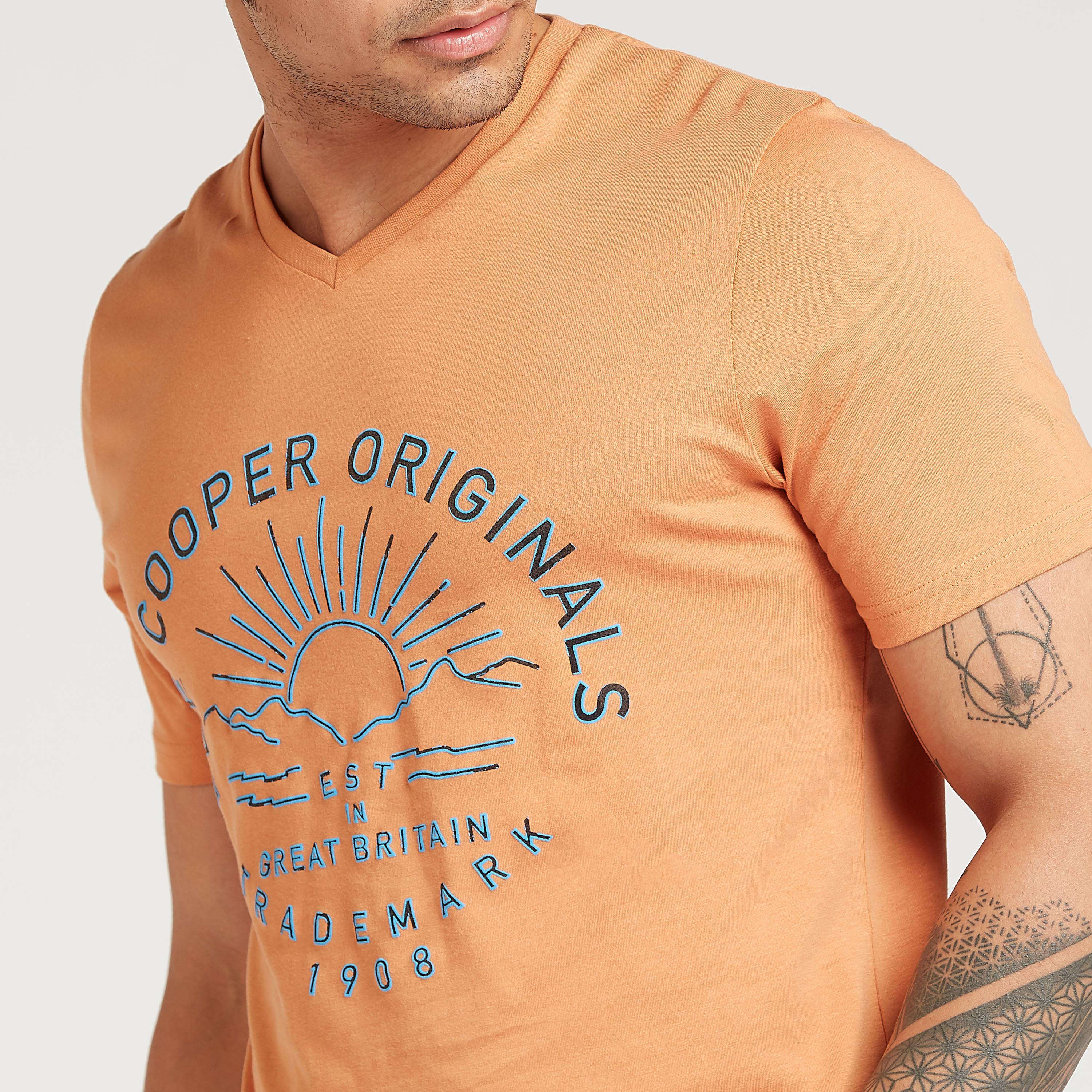تيشيرت بياقة V وأكمام قصيرة وطبعات من لي كوبر-men-clothing-tshirtsandpolos-tshirts-image-3