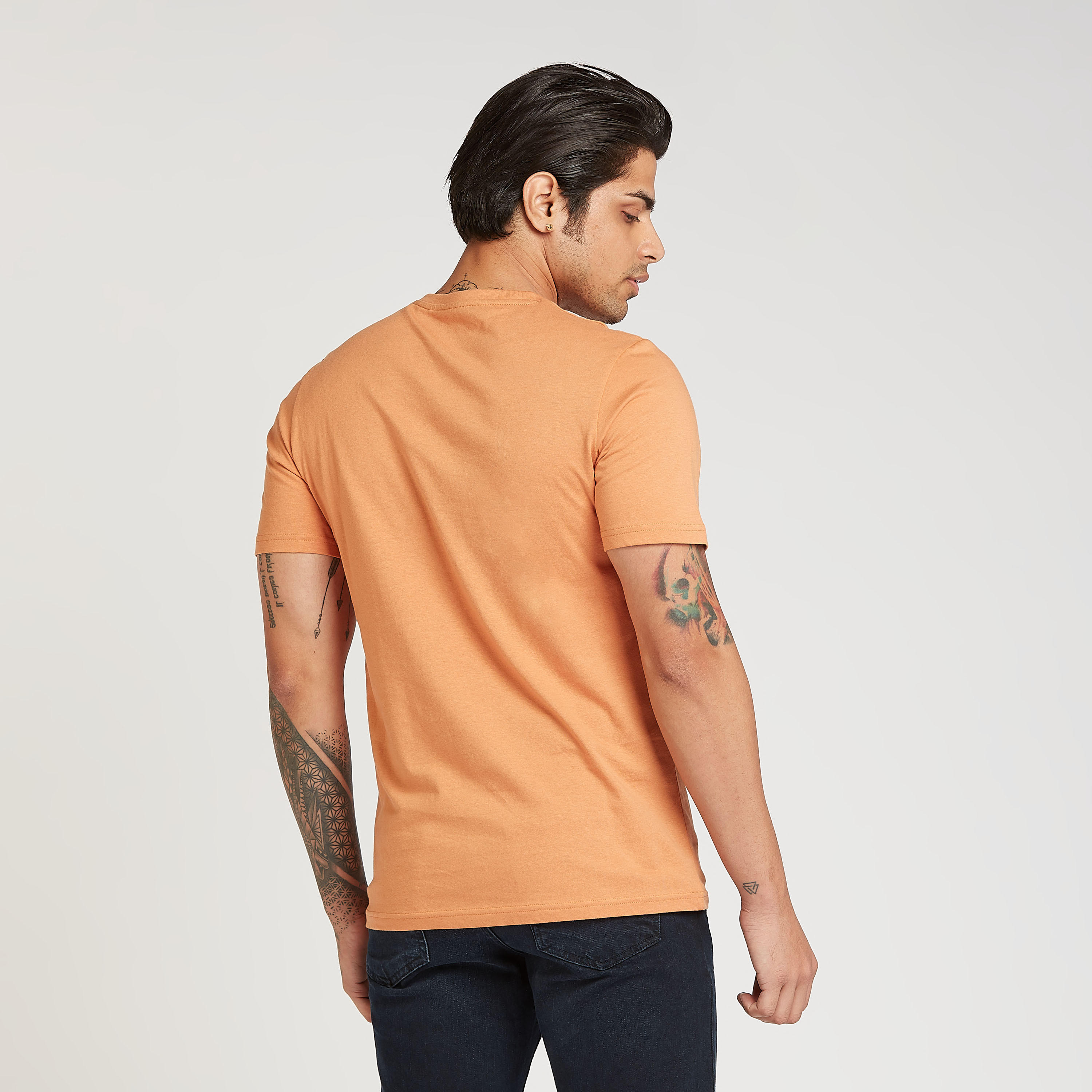 تيشيرت بياقة V وأكمام قصيرة وطبعات من لي كوبر-men-clothing-tshirtsandpolos-tshirts-image-4