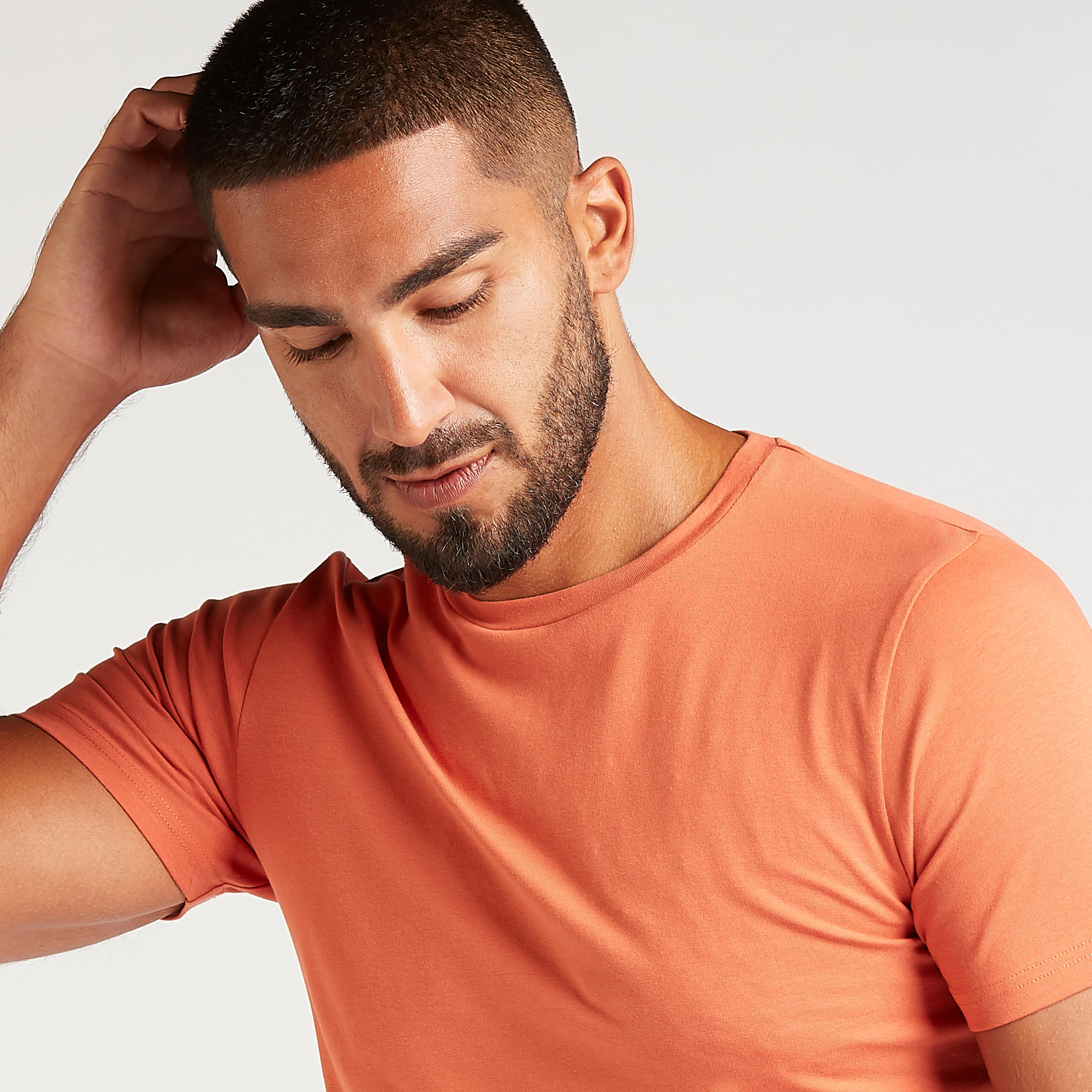 تيشيرت سادة بياقة ضيّقة وأكمام قصيرة-men-clothing-tshirtsandpolos-tshirts-image-2