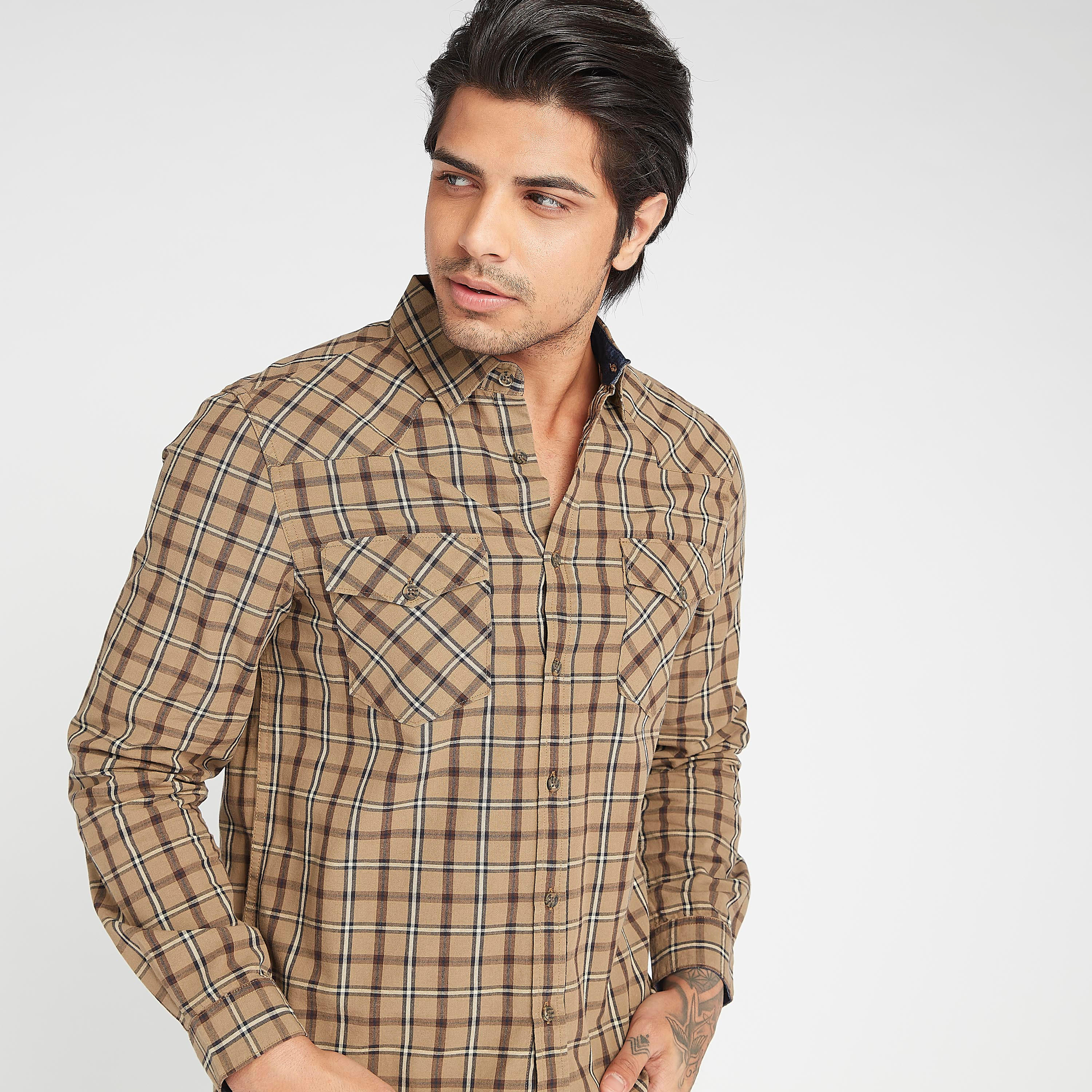 قميص كاروهات بياقة عادية وأكمام طويلة و جيوب-men-clothing-shirts-image-2