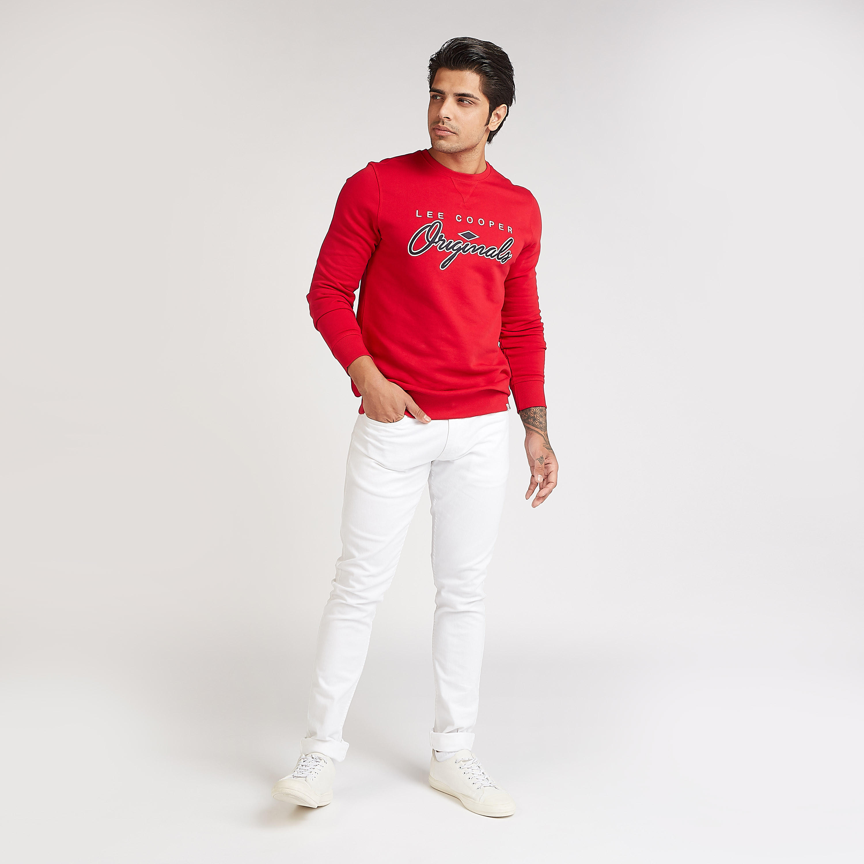 سويت شيرت مستدام بياقة ضيّقة وأكمام طويلة وطبعات من لي كوبر-men-winterwear-hoodiesandsweatshirts-image-2