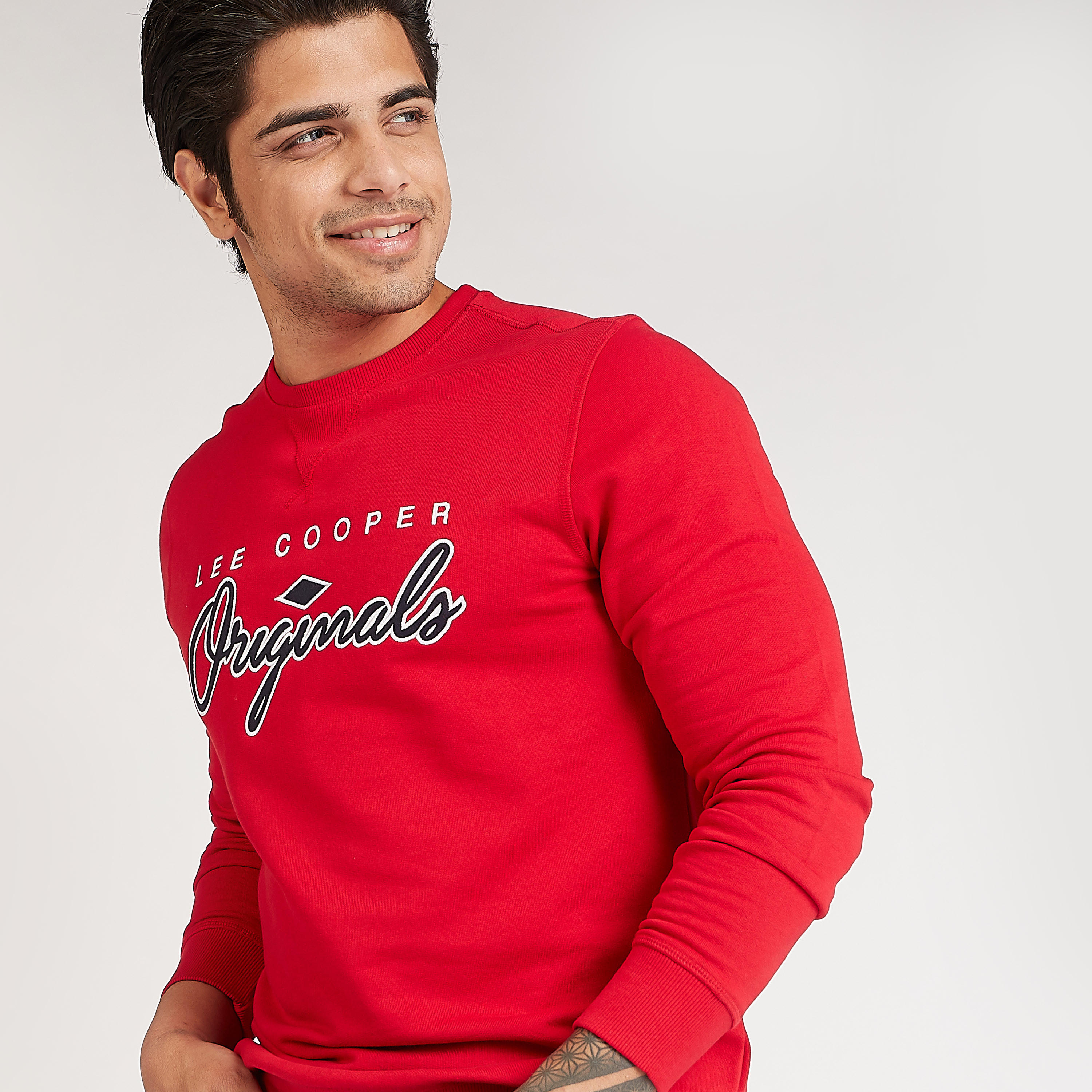 سويت شيرت مستدام بياقة ضيّقة وأكمام طويلة وطبعات من لي كوبر-men-winterwear-hoodiesandsweatshirts-image-3