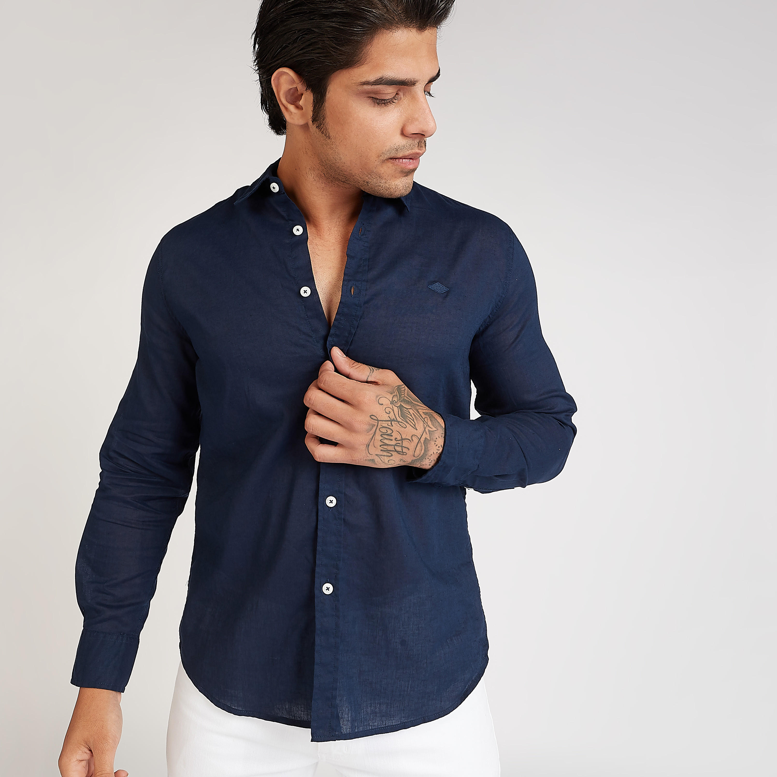 قميص بارز الملمس بياقة عاديّة وأكمام طويلة من لي كوبر-men-clothing-shirts-image-1