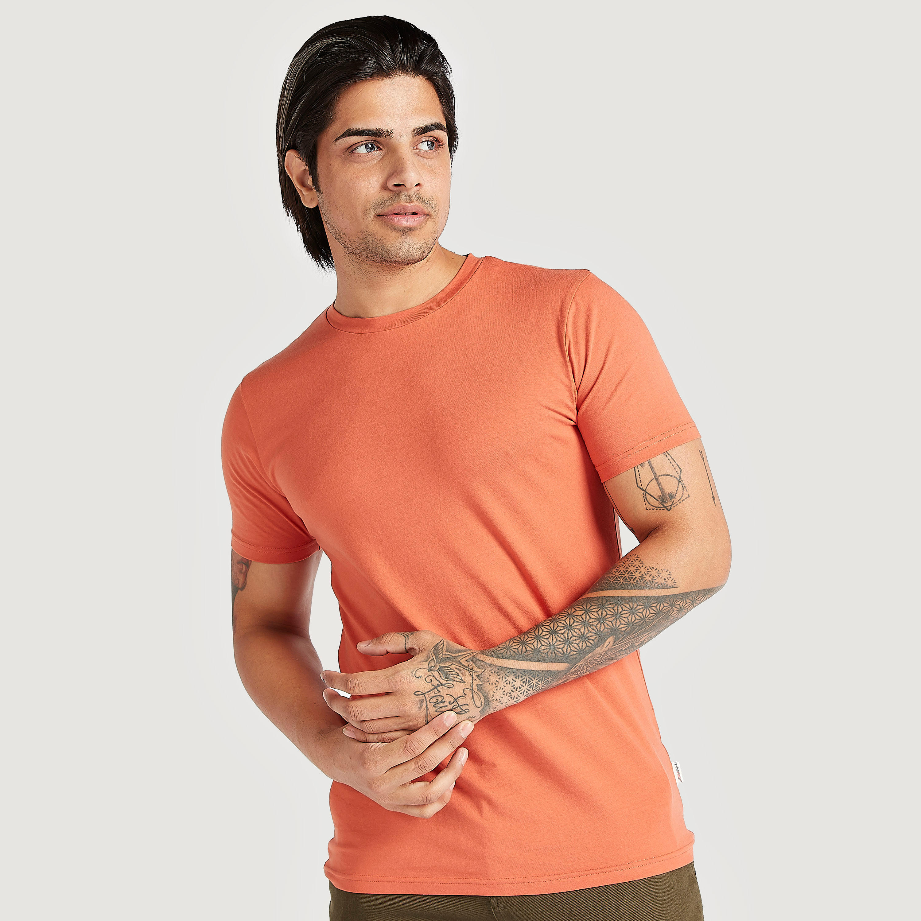 تيشيرت سادة بياقة ضيّقة وأكمام قصيرة-men-clothing-tshirtsandpolos-tshirts-image-5