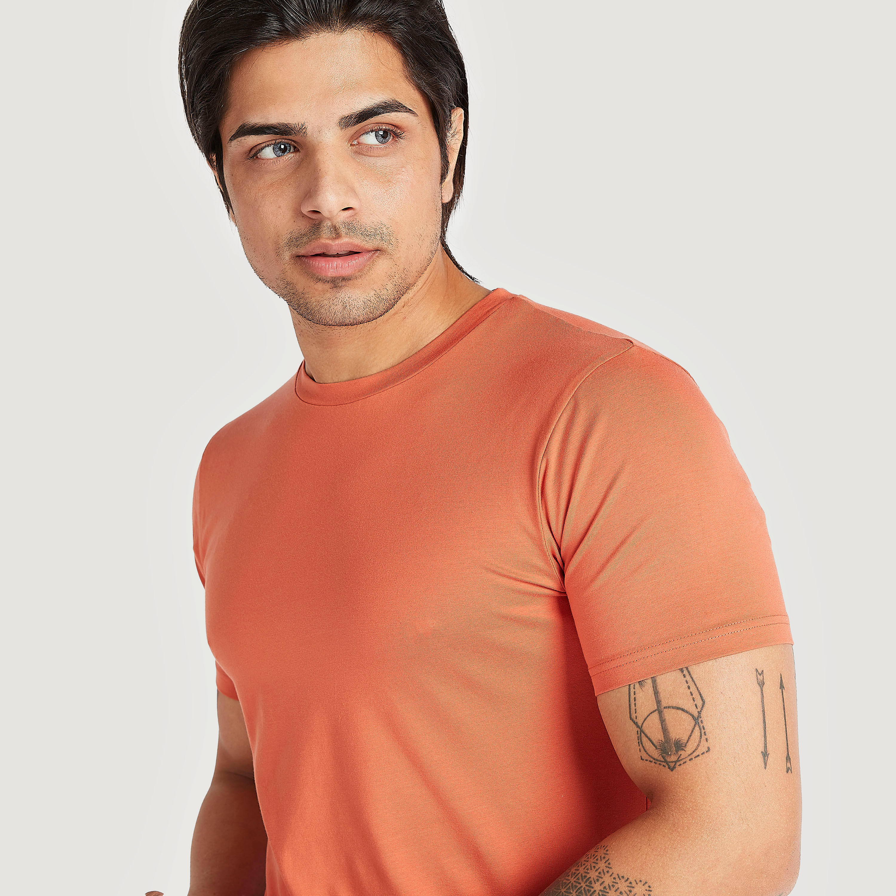 تيشيرت سادة بياقة ضيّقة وأكمام قصيرة-men-clothing-tshirtsandpolos-tshirts-image-3