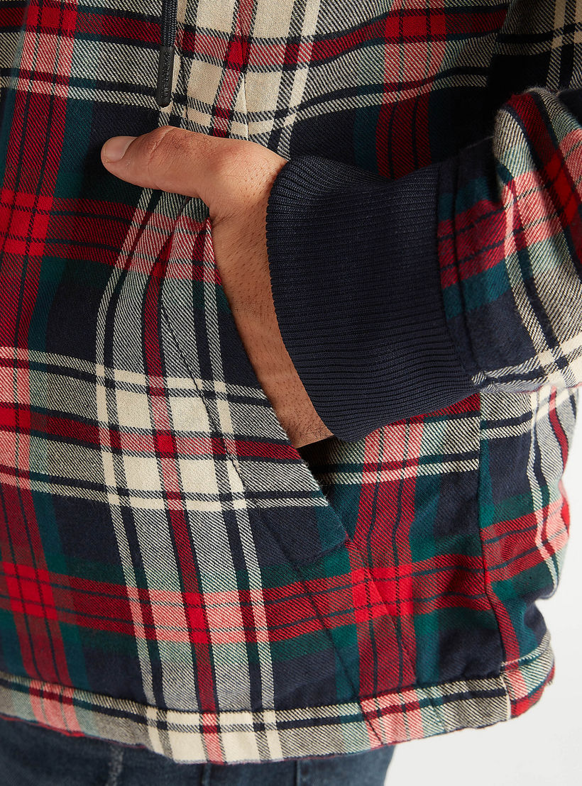 جاكيت مستدام كاروهات بقبّعة وسحّاب إغلاق من لي كوبر-men-clothing-jacketsandblazers-jackets-image-3