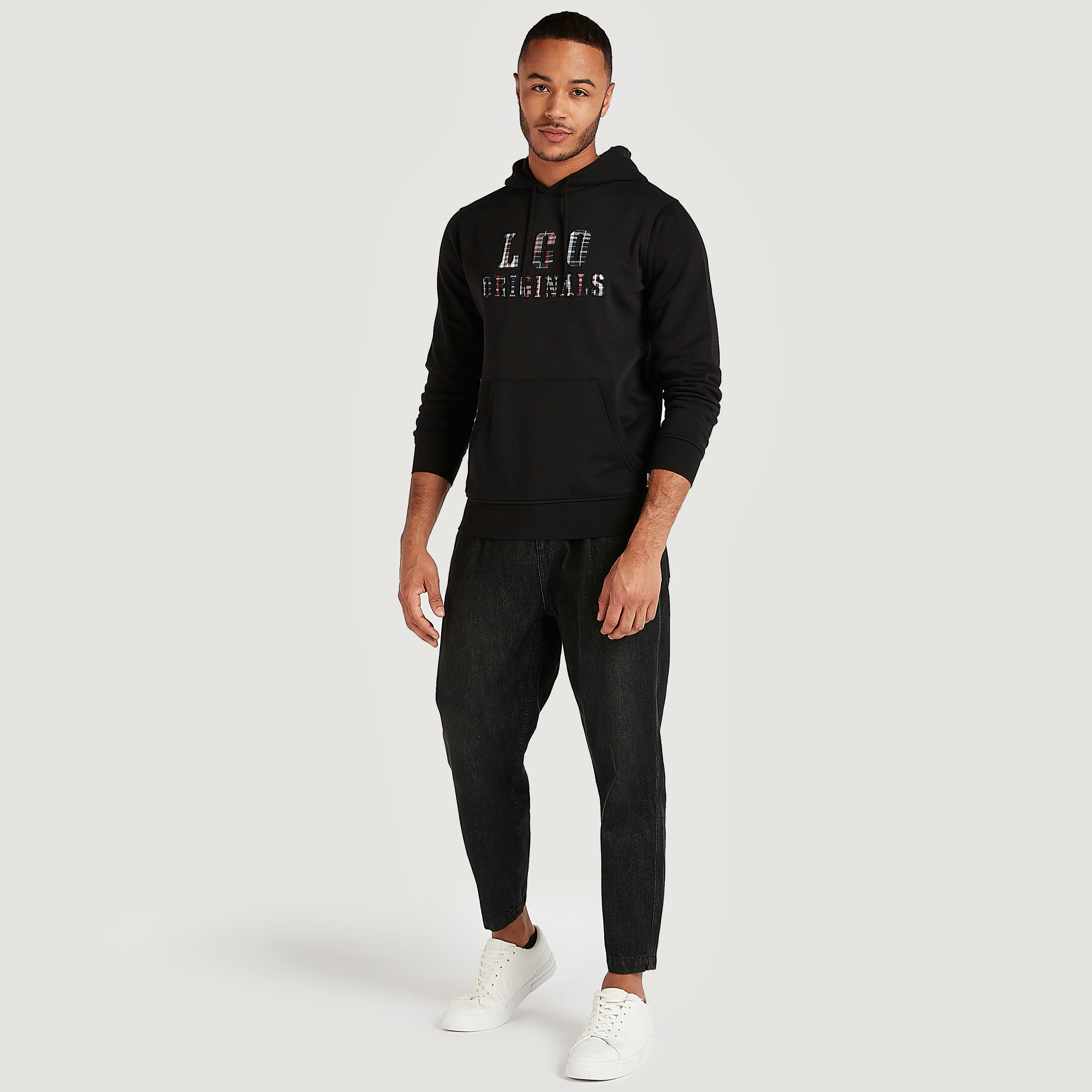 هودي مستدام بتفاصيل زخارف تايبوجرافيك من لي كوبر-men-winterwear-hoodiesandsweatshirts-image-2