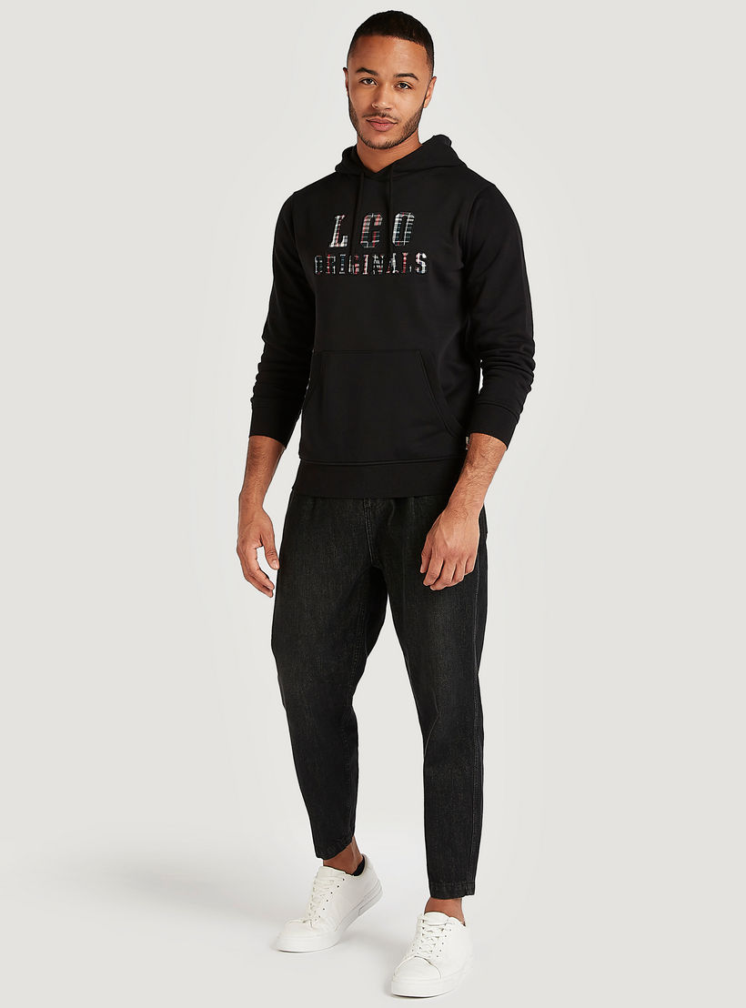 هودي مستدام بتفاصيل زخارف تايبوجرافيك من لي كوبر-men-winterwear-hoodiesandsweatshirts-image-2