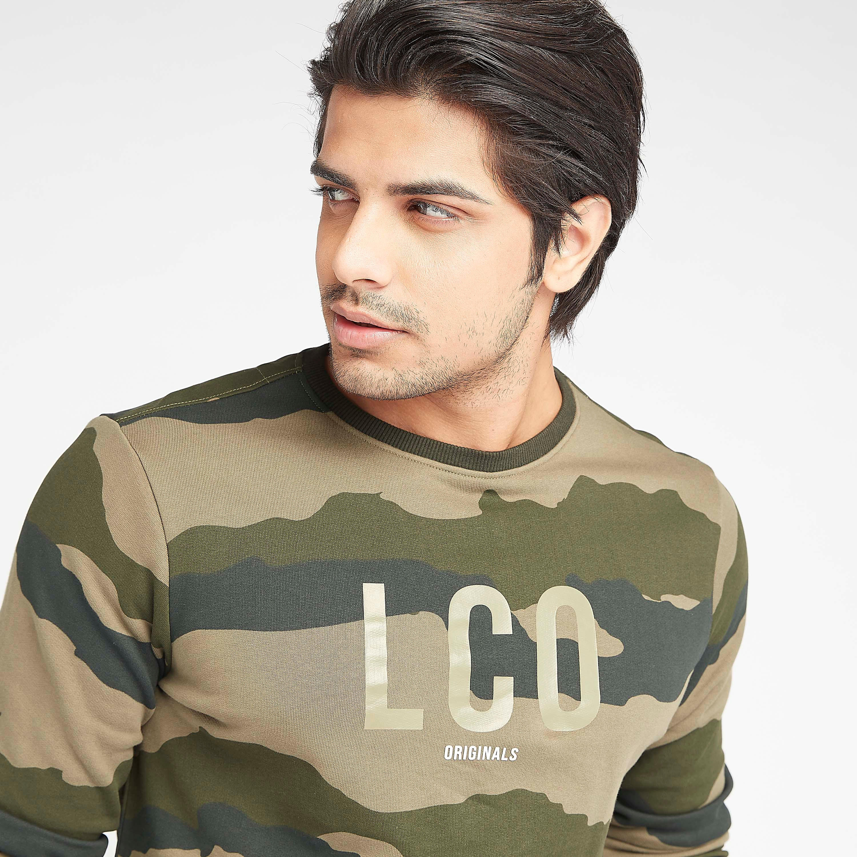 سويت شيرت مستدام بياقة ضيقة و بطبعات مموهة من لي كوبر-men-winterwear-hoodiesandsweatshirts-image-1