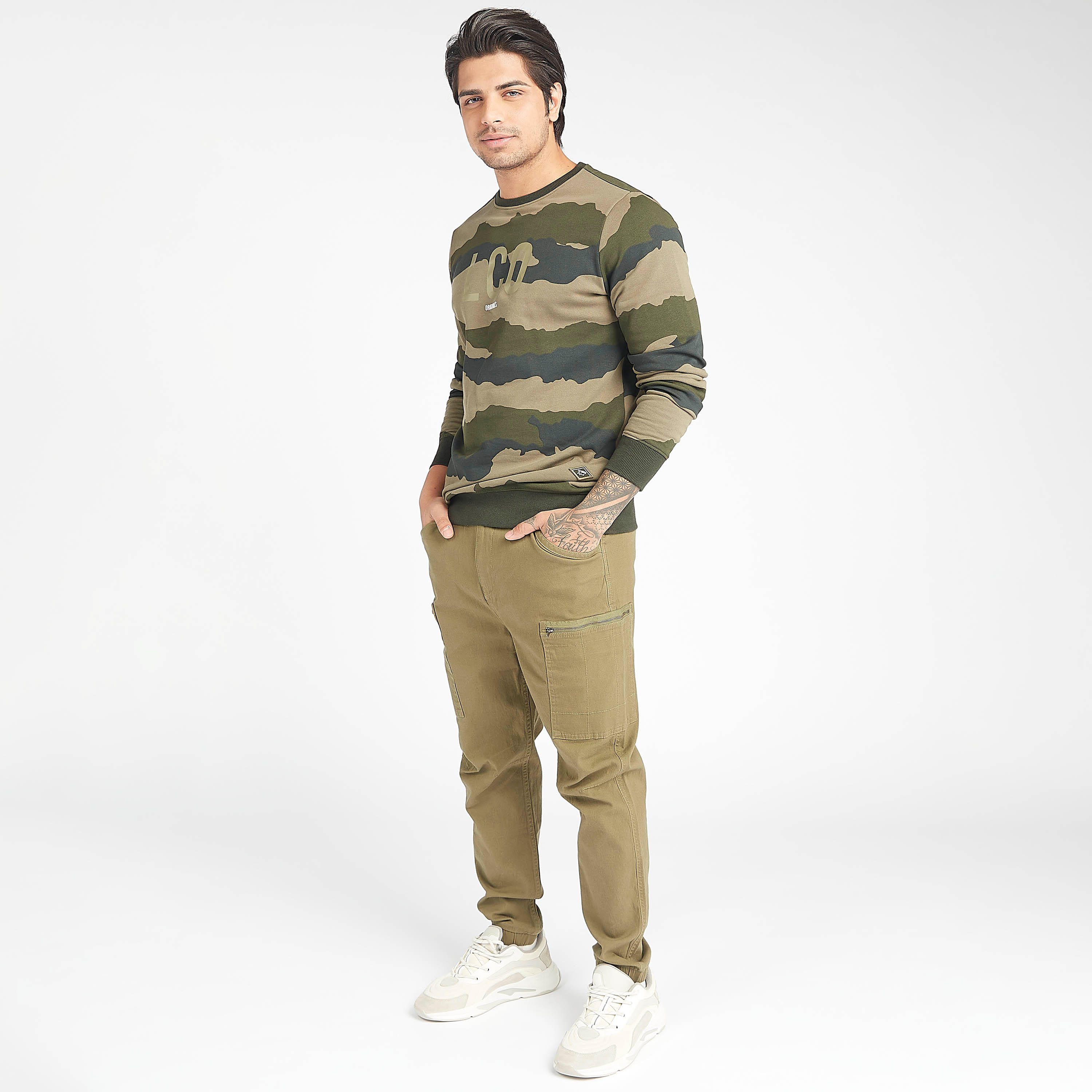 سويت شيرت مستدام بياقة ضيقة و بطبعات مموهة من لي كوبر-men-winterwear-hoodiesandsweatshirts-image-2