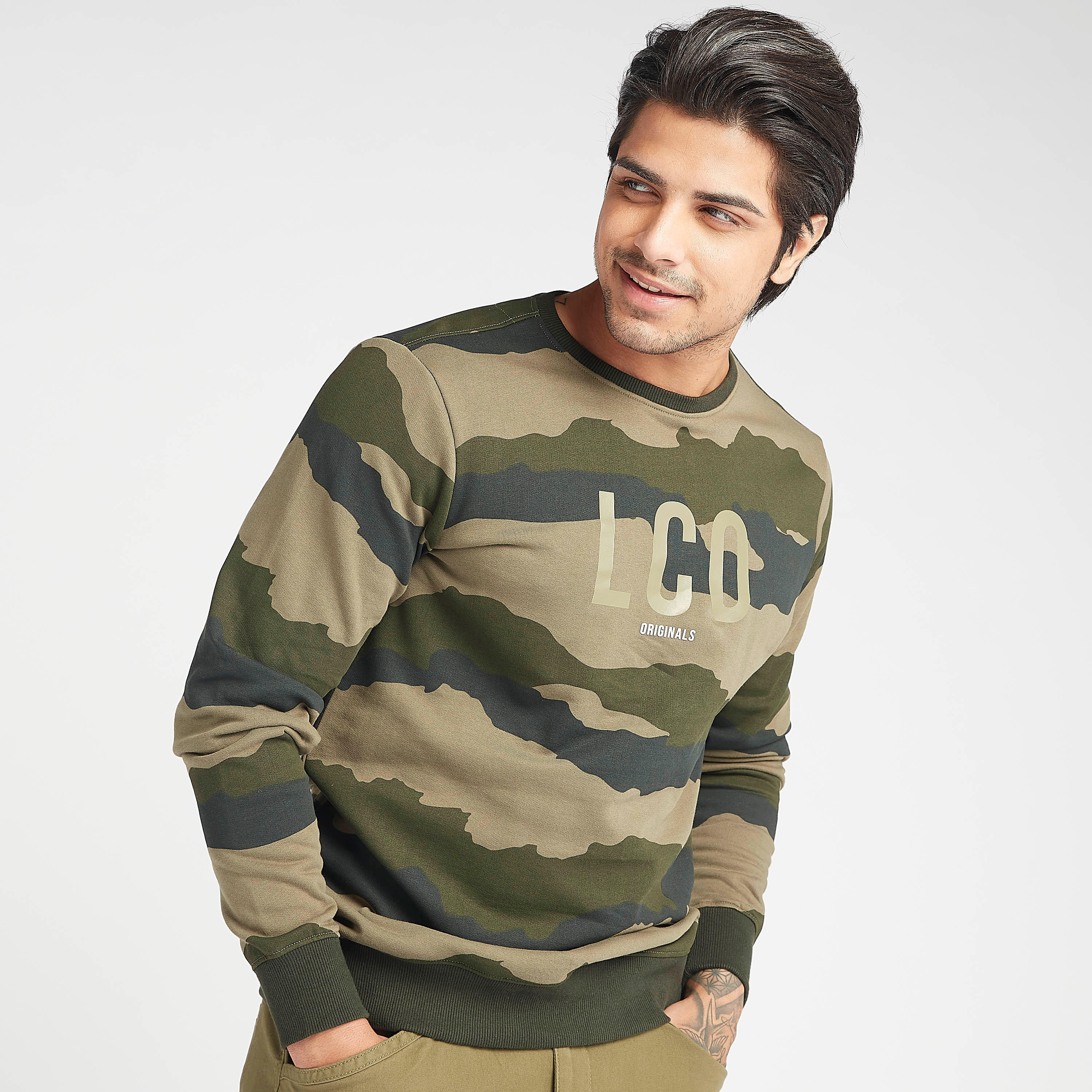 سويت شيرت مستدام بياقة ضيقة و بطبعات مموهة من لي كوبر-men-winterwear-hoodiesandsweatshirts-image-3