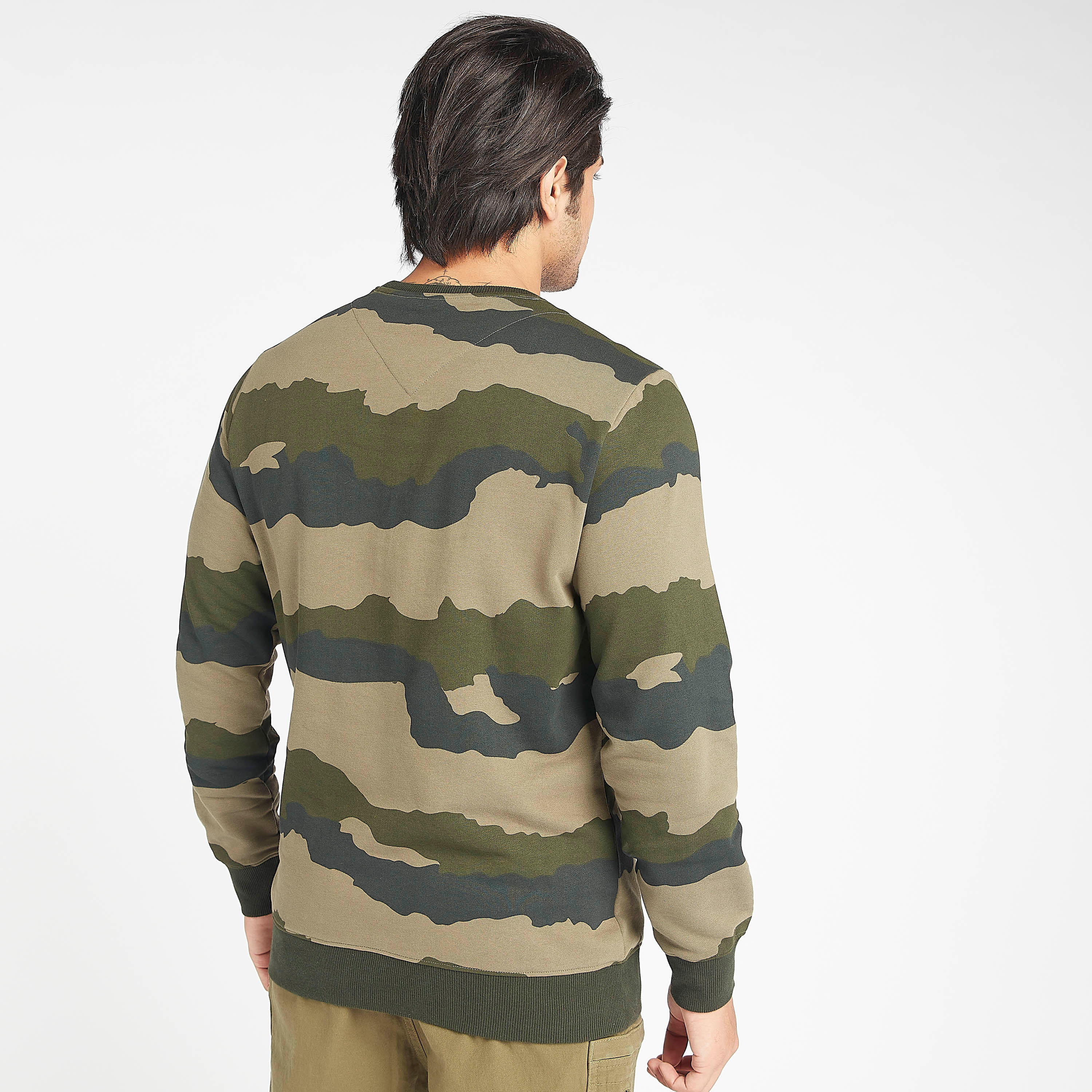 سويت شيرت مستدام بياقة ضيقة و بطبعات مموهة من لي كوبر-men-winterwear-hoodiesandsweatshirts-image-4