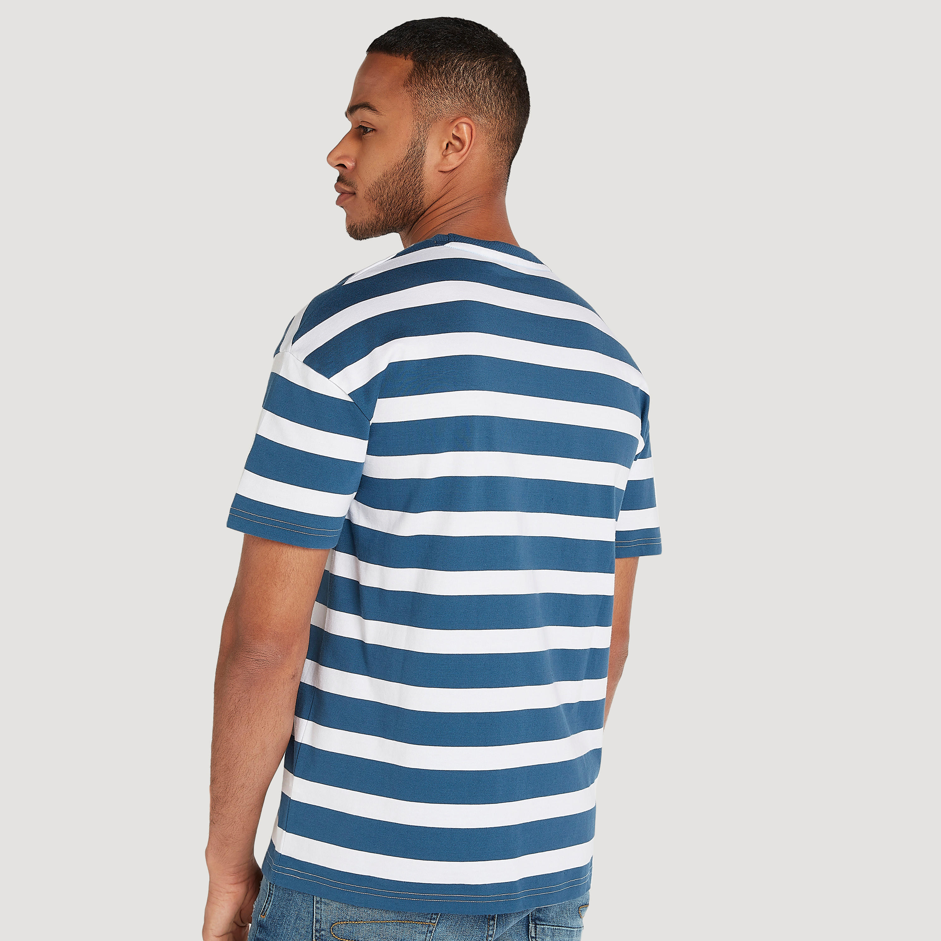 تيشيرت مقلّم بياقة ضيّقة وأكمام قصيرة من لي كوبر-men-clothing-tshirtsandpolos-tshirts-image-2