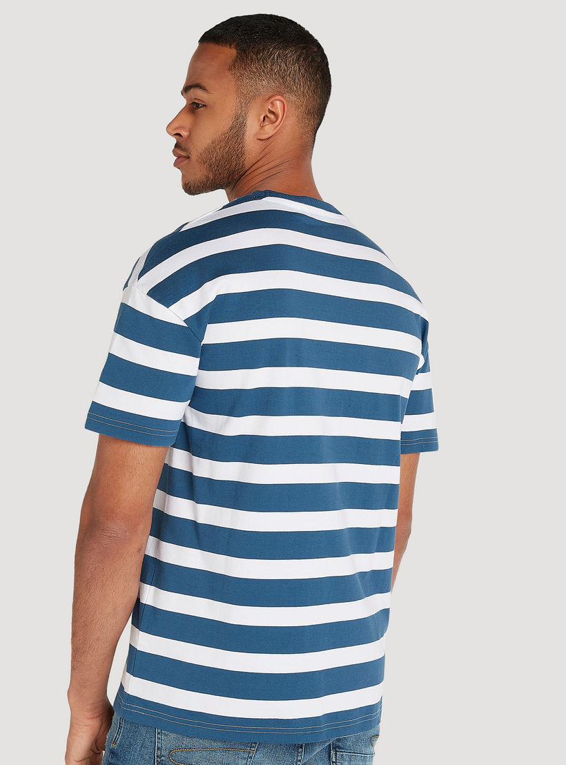 تيشيرت مقلّم بياقة ضيّقة وأكمام قصيرة من لي كوبر-men-clothing-tshirtsandpolos-tshirts-image-2