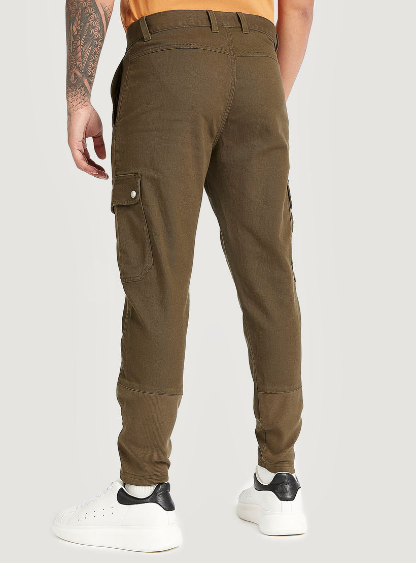 بنطلون كارجو سادة مع زر إغلاق مع خصر متوسّط الارتفاع-men-clothing-bottoms-trousersandchinos-trousers-image-2