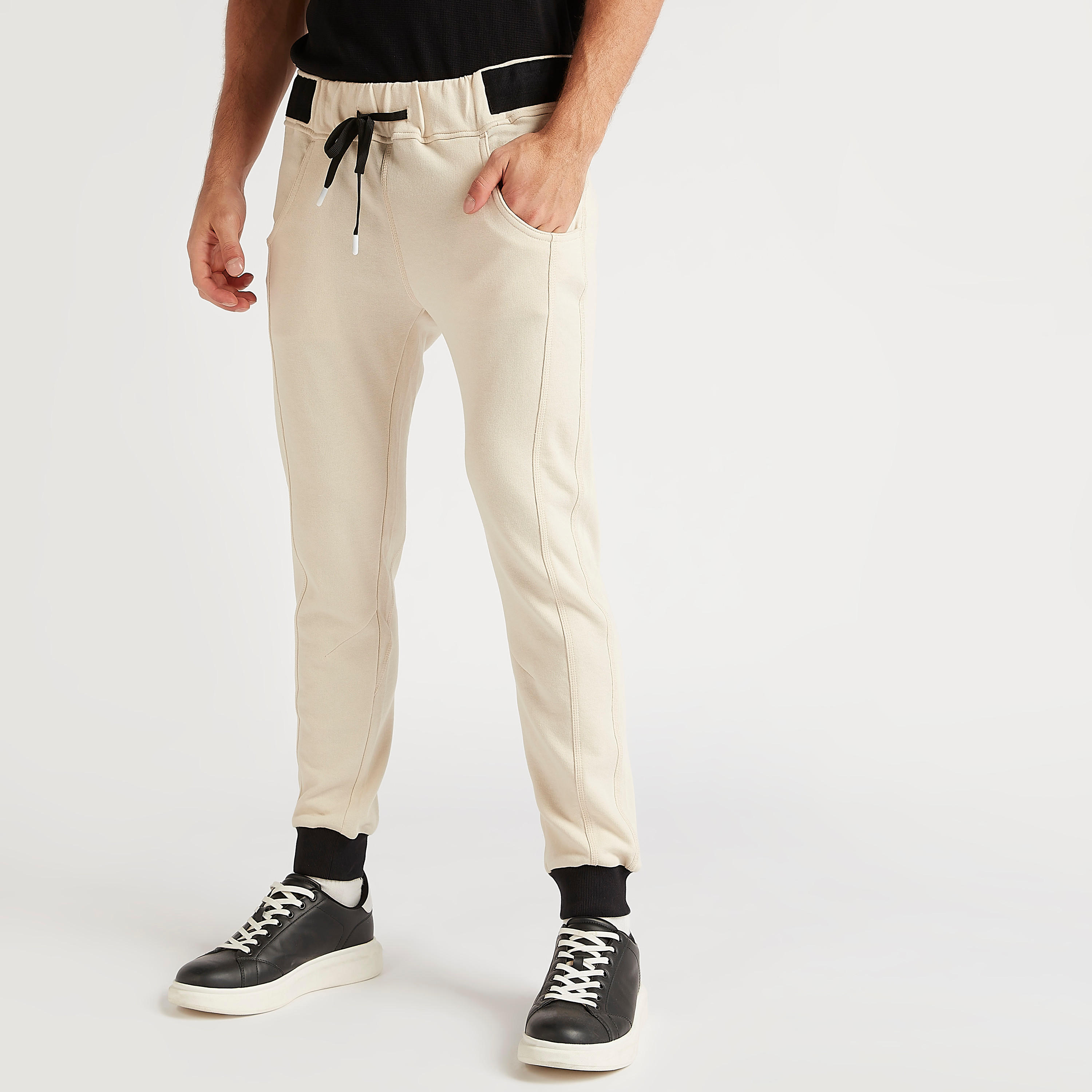 بنطلون رياضي سادة بخصر مطّاطي متوسّط الارتفاع بطبعات من لي كوبر-men-clothing-bottoms-joggers-image-1