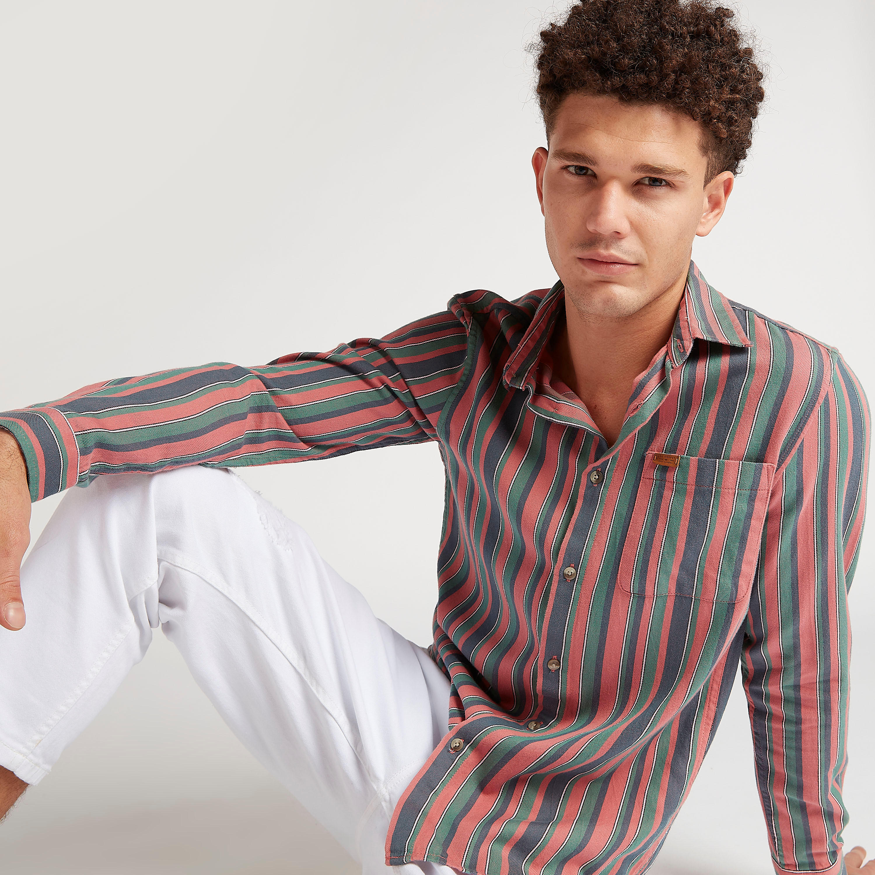 قميص كاروهات مقلّم بقصّة سليم وأكمام طويلة وجيب على الصّدر-men-clothing-shirts-image-1