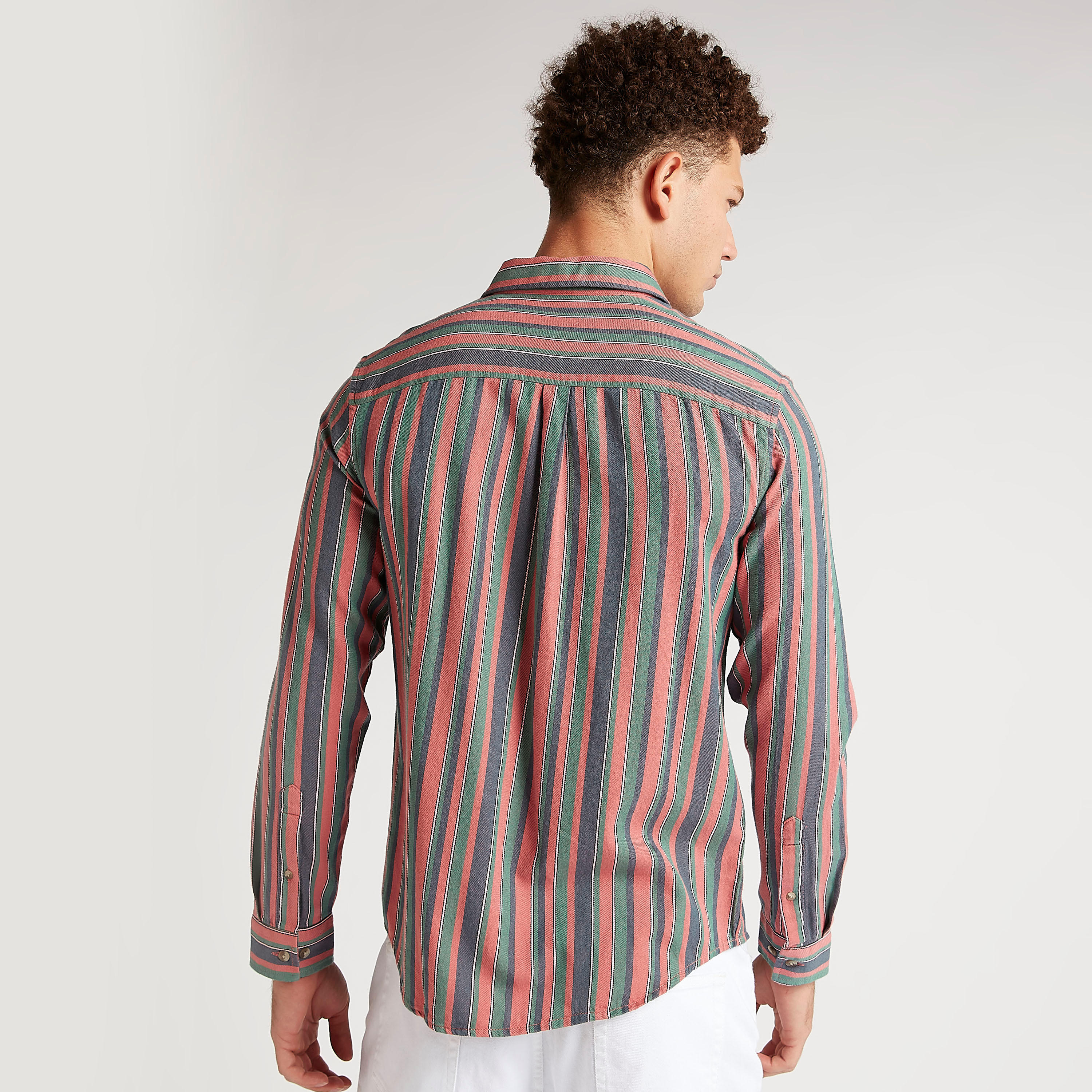 قميص كاروهات مقلّم بقصّة سليم وأكمام طويلة وجيب على الصّدر-men-clothing-shirts-image-4