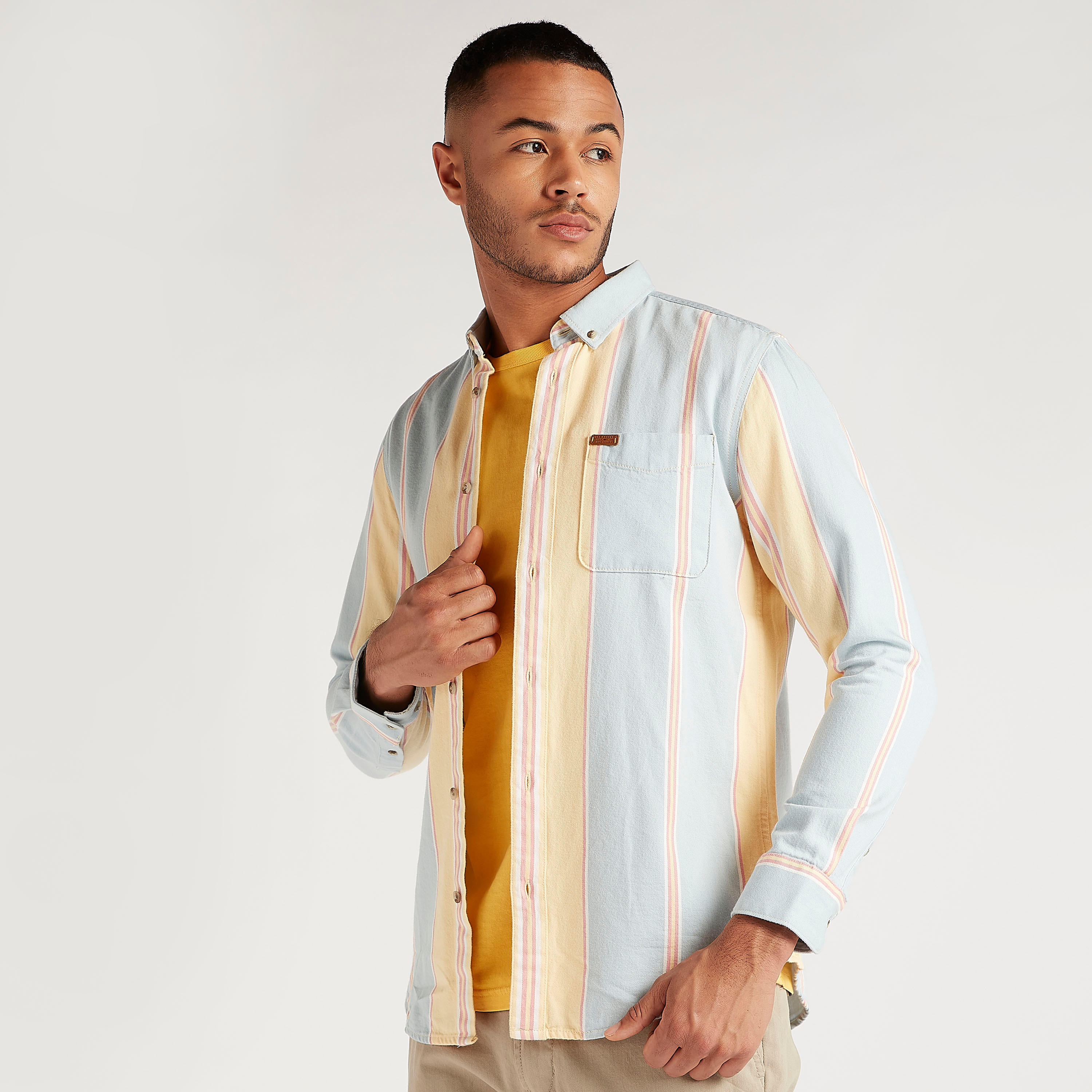 قميص كاروهات مقلّم بقصّة سليم وأكمام طويلة وجيب على الصّدر-men-clothing-shirts-image-1
