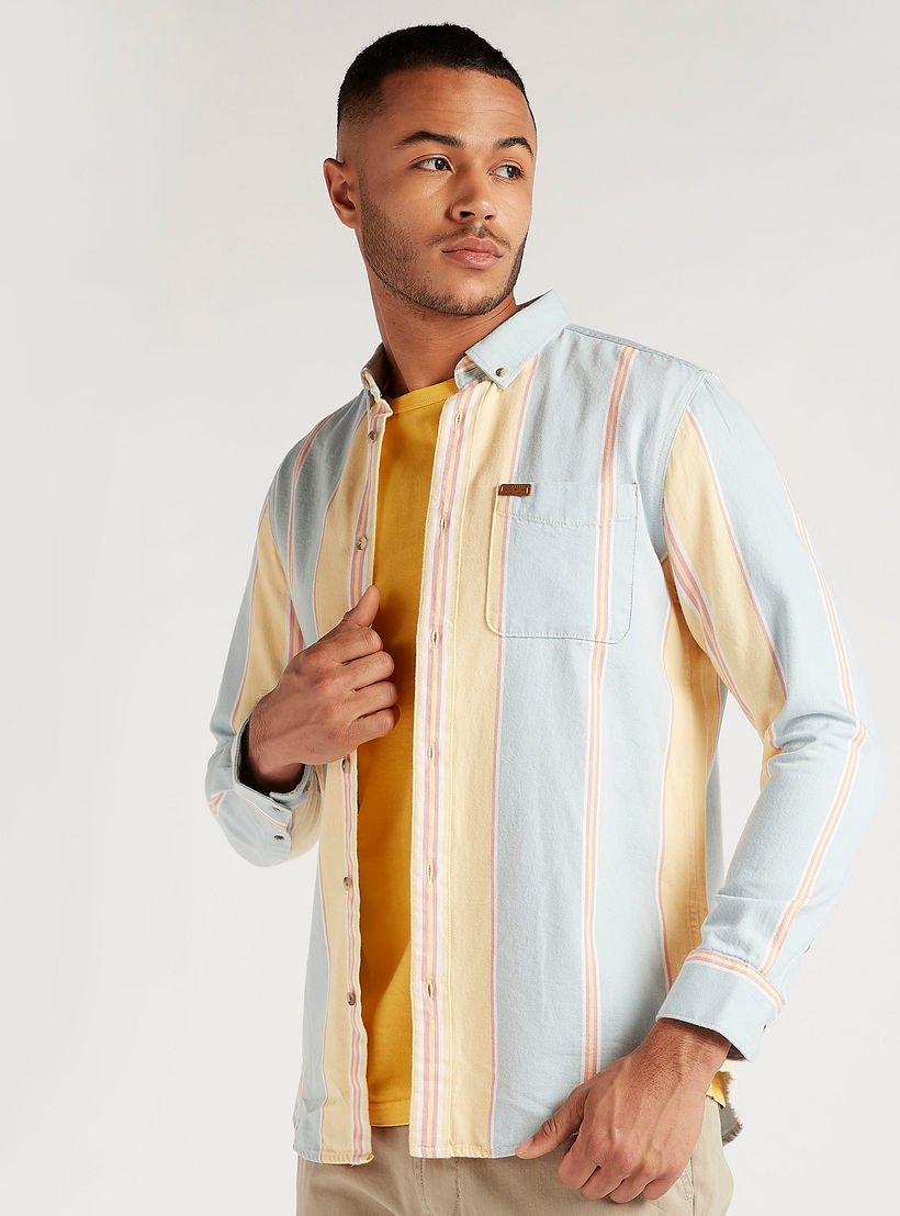 قميص كاروهات مقلّم بقصّة سليم وأكمام طويلة وجيب على الصّدر-men-clothing-shirts-image-1