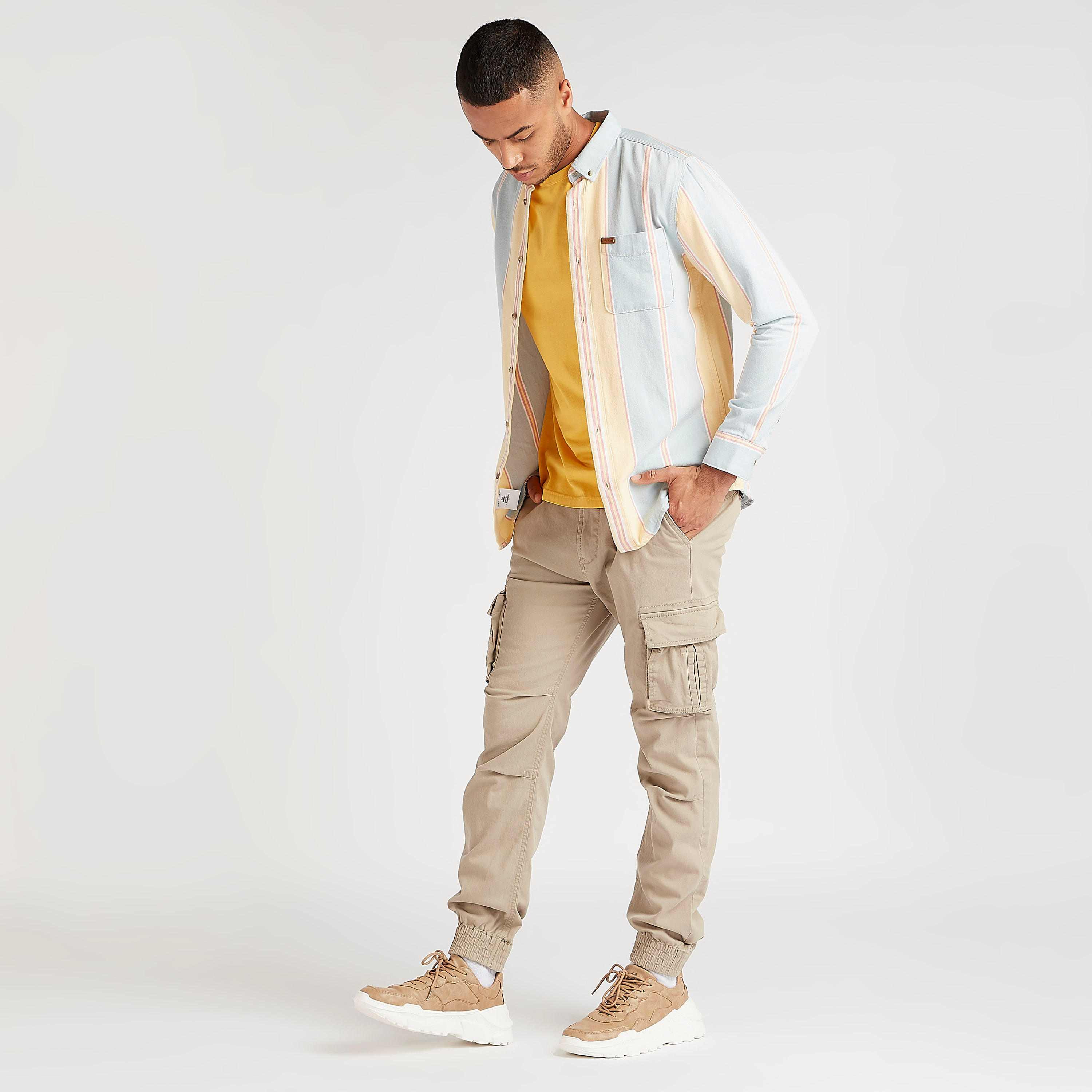 قميص كاروهات مقلّم بقصّة سليم وأكمام طويلة وجيب على الصّدر-men-clothing-shirts-image-2