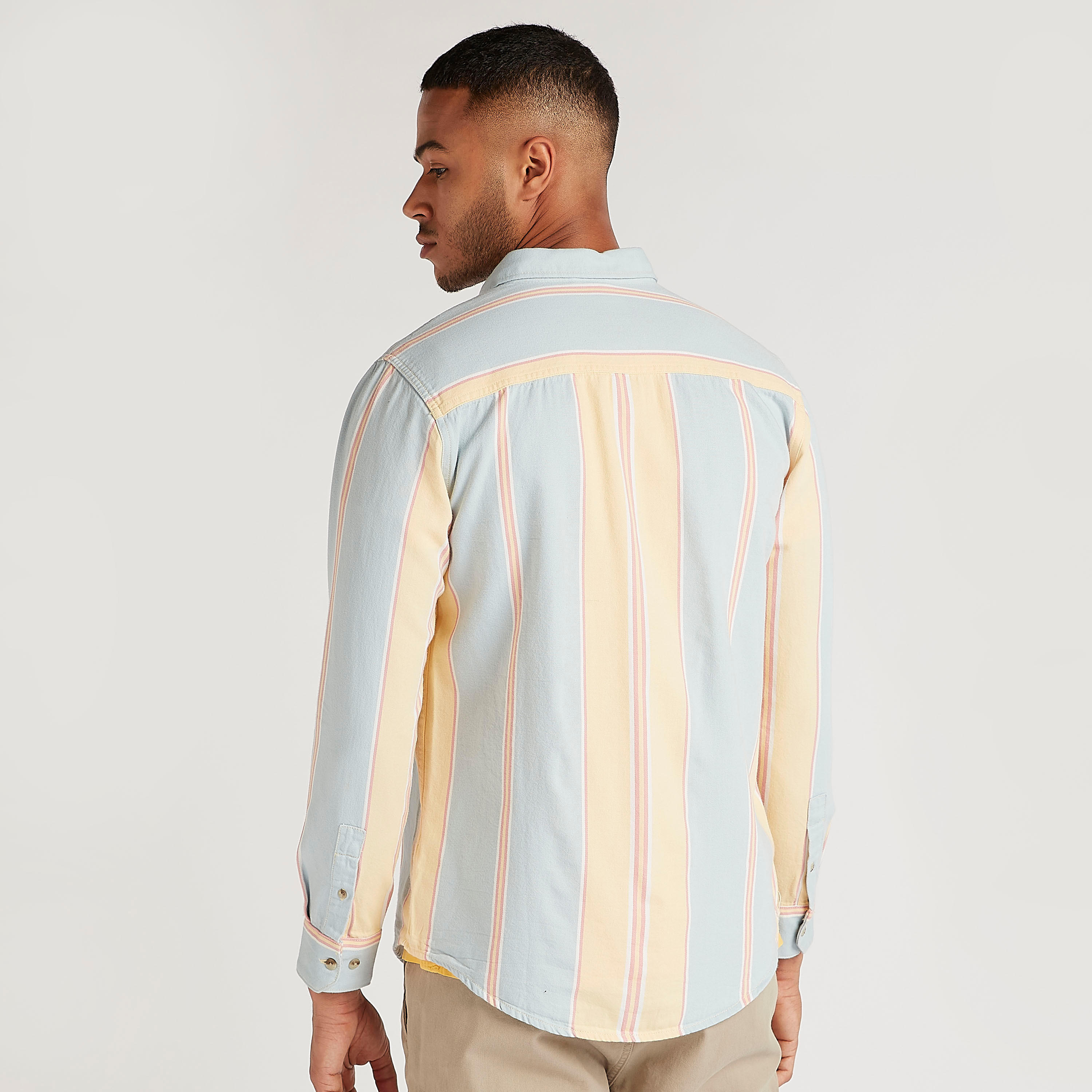 قميص كاروهات مقلّم بقصّة سليم وأكمام طويلة وجيب على الصّدر-men-clothing-shirts-image-4