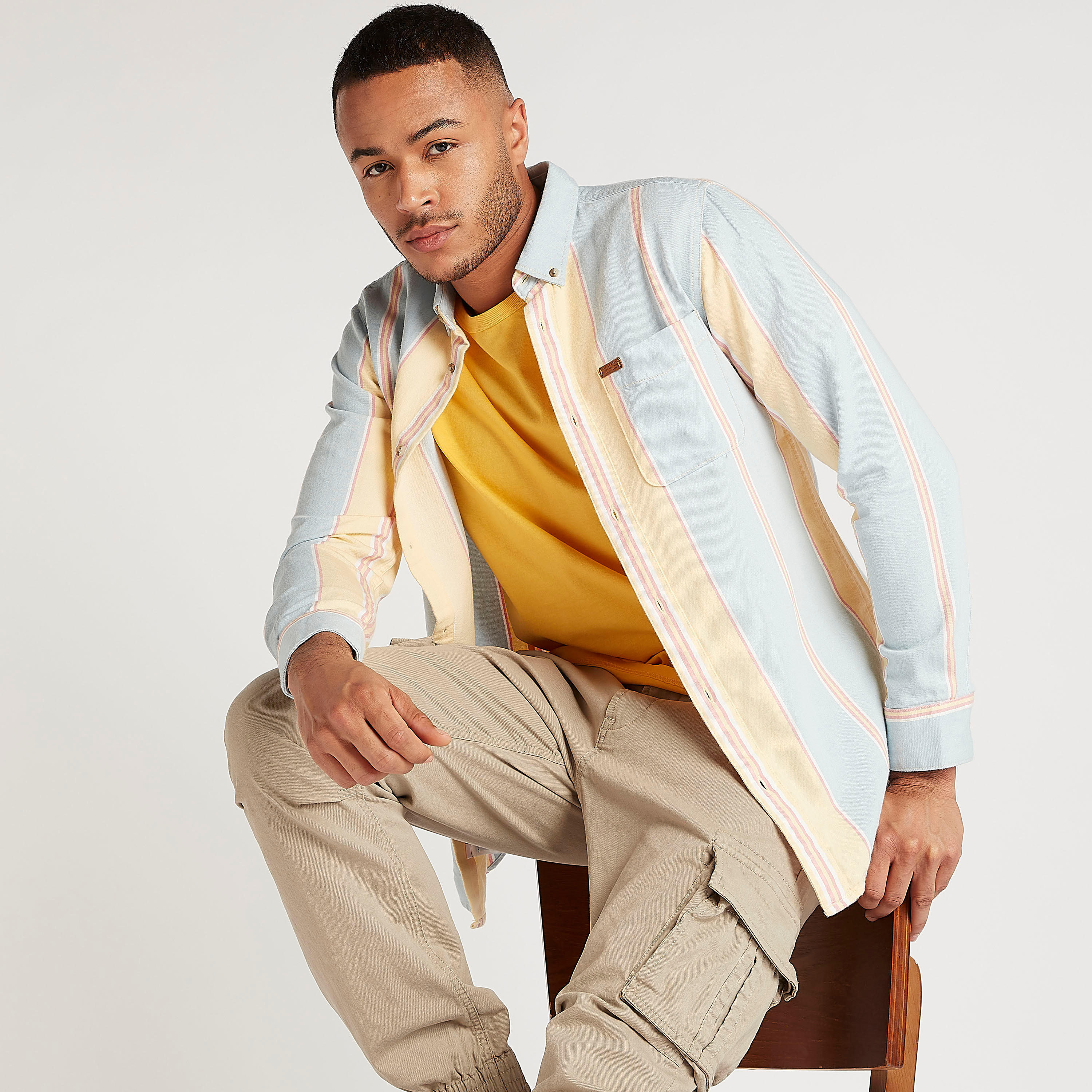 قميص كاروهات مقلّم بقصّة سليم وأكمام طويلة وجيب على الصّدر-men-clothing-shirts-image-6