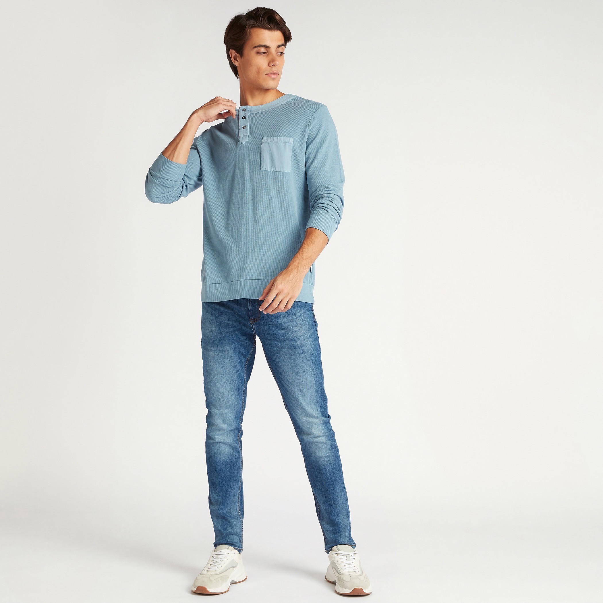 تيشيرت بارز الملمس بياقة بأزرار وأكمام طويلة من لي كوبر-men-clothing-tshirtsandpolos-tshirts-image-2