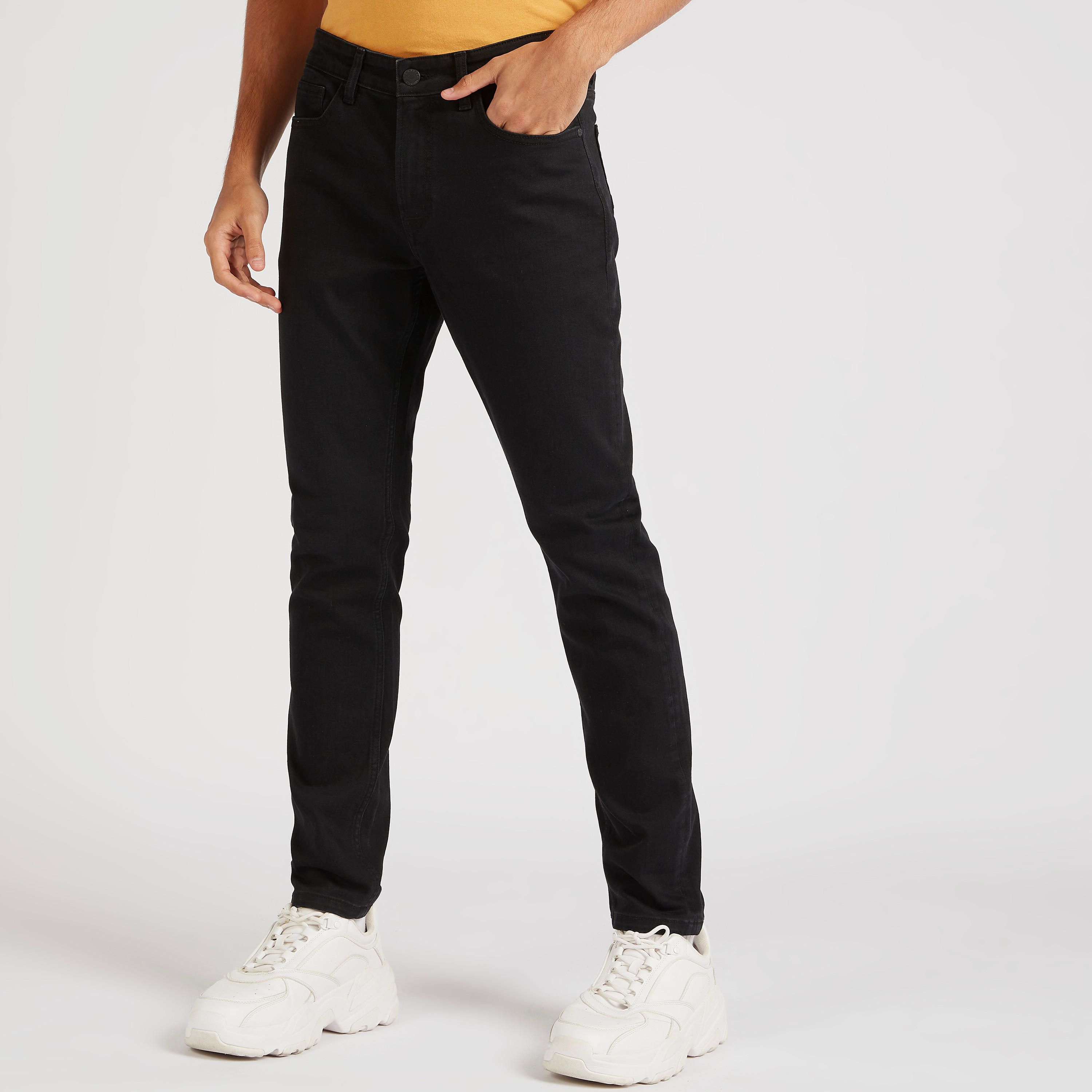 بنطلون جينز سادة بقصّة سليم وخصر متوسّط الارتفاع وجيوب من لي كوبر-men-clothing-bottoms-jeans-image-4