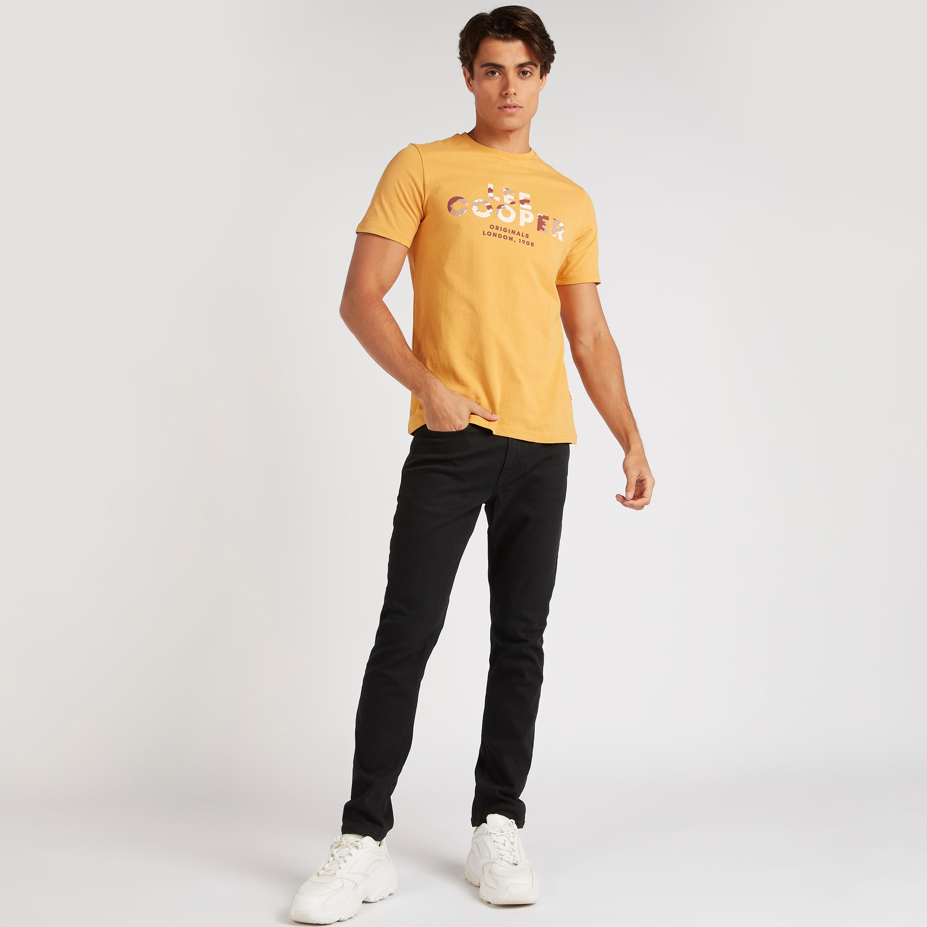 بنطلون جينز سادة بقصّة سليم وخصر متوسّط الارتفاع وجيوب من لي كوبر-men-clothing-bottoms-jeans-image-3