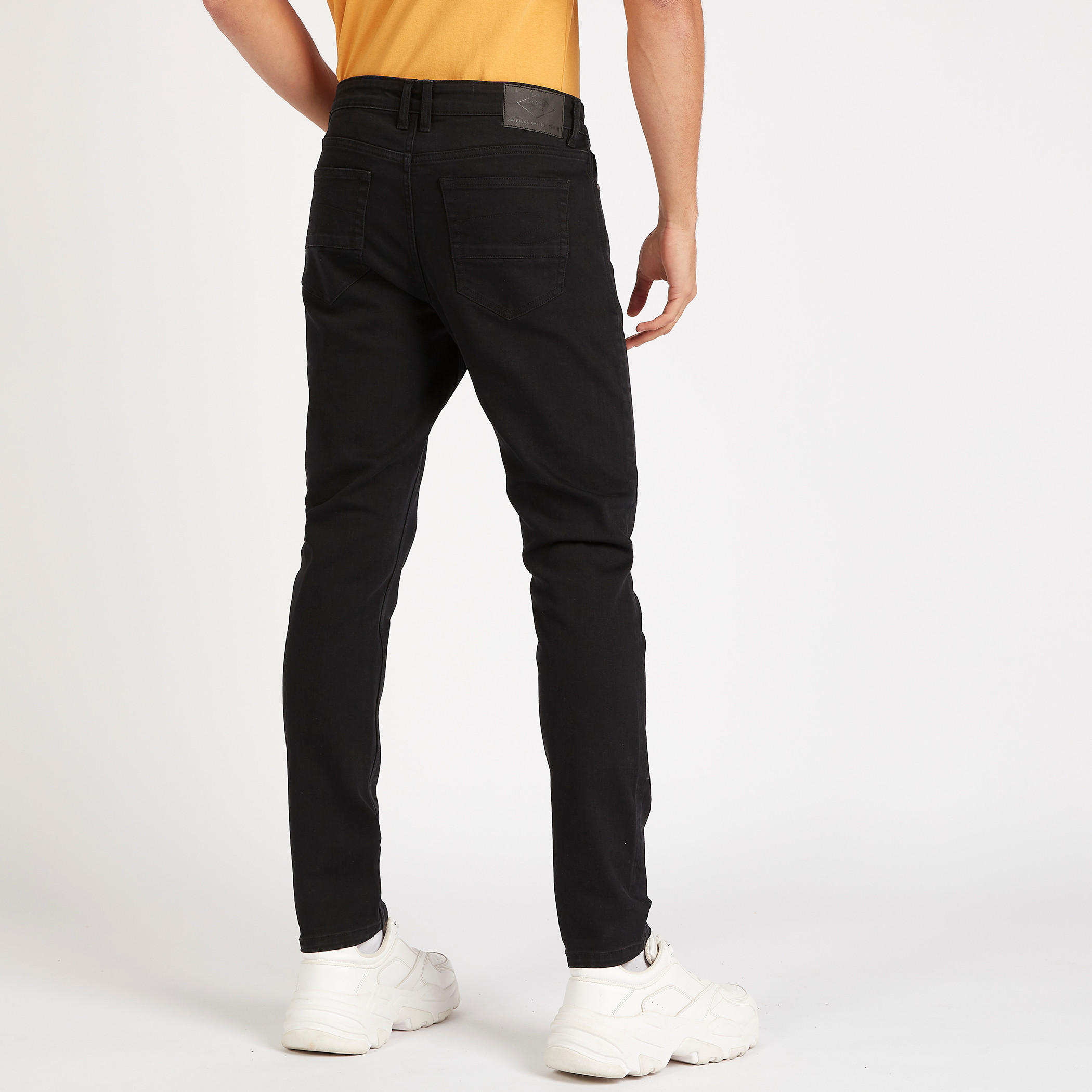 بنطلون جينز سادة بقصّة سليم وخصر متوسّط الارتفاع وجيوب من لي كوبر-men-clothing-bottoms-jeans-image-1