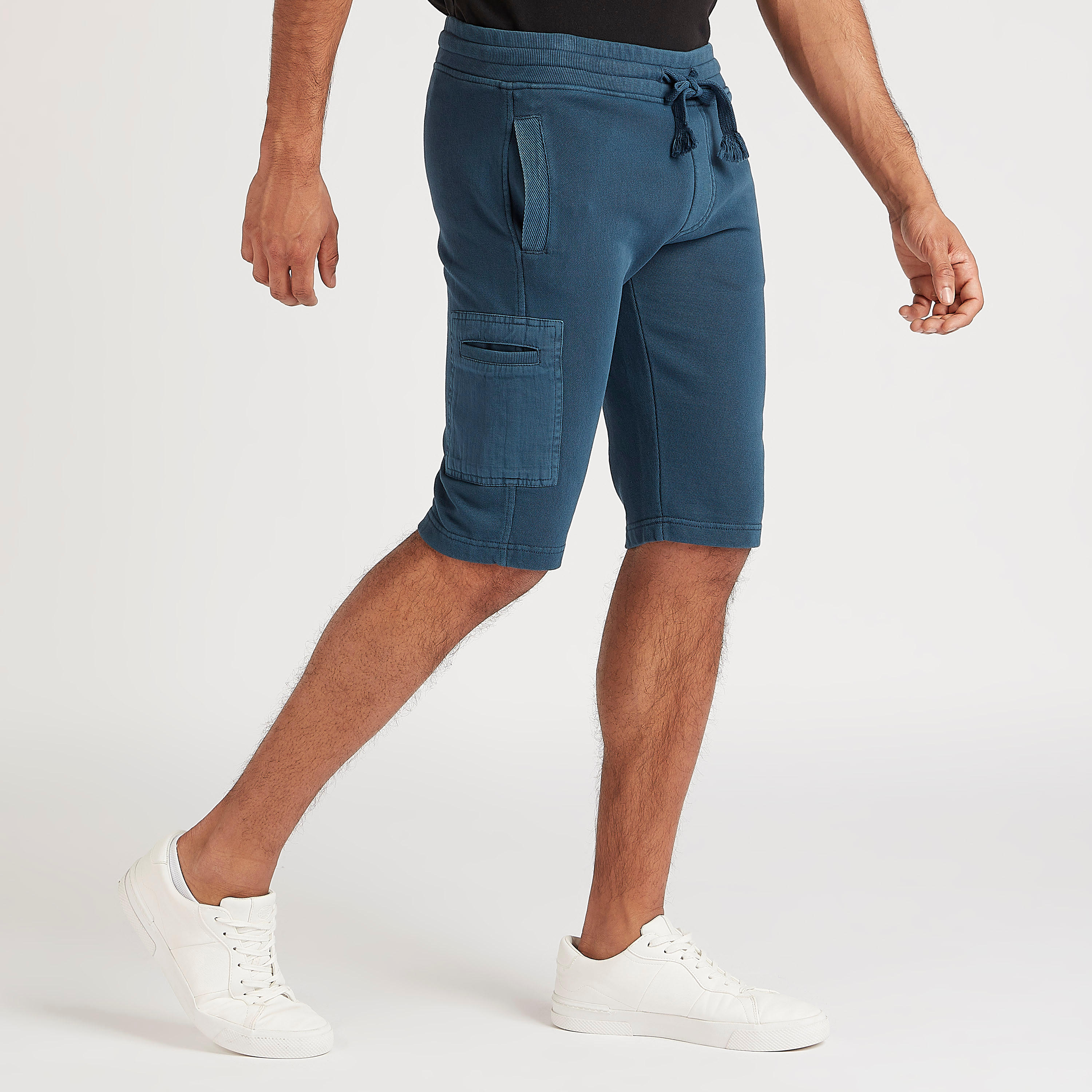 شورت سادة بخصر فليكسي وجيوب-men-clothing-bottoms-shorts-image-5