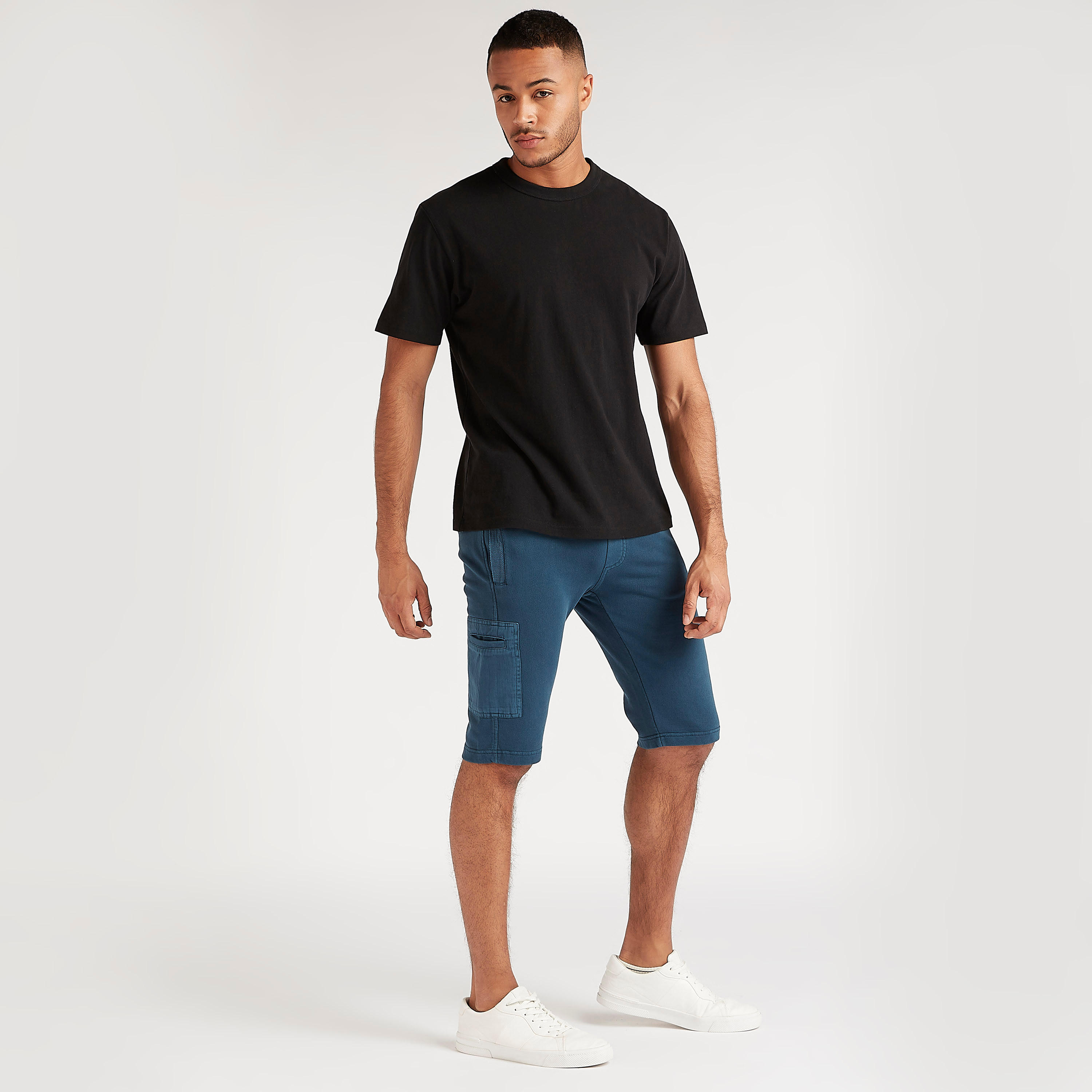 شورت سادة بخصر فليكسي وجيوب-men-clothing-bottoms-shorts-image-4