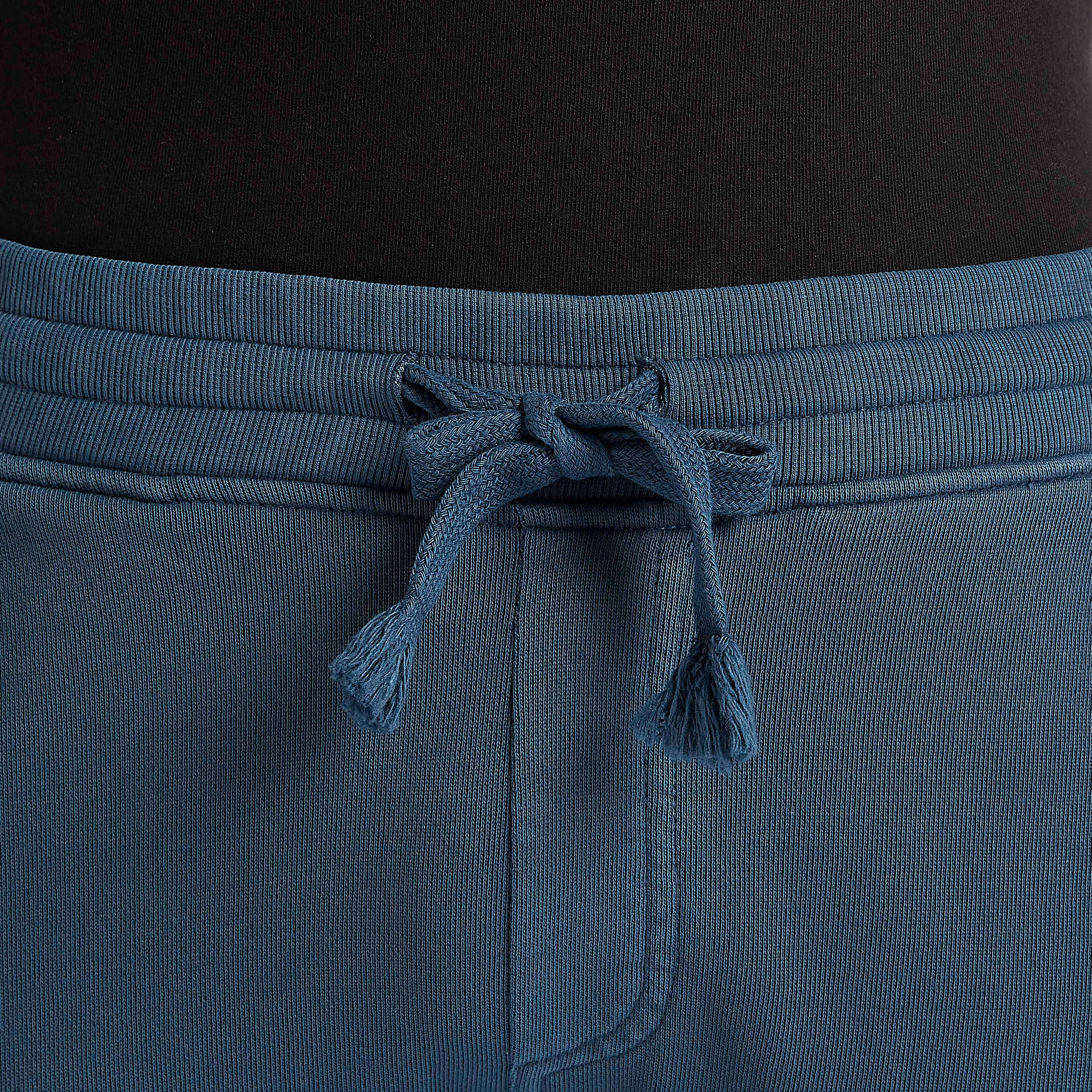شورت سادة بخصر فليكسي وجيوب-men-clothing-bottoms-shorts-image-3